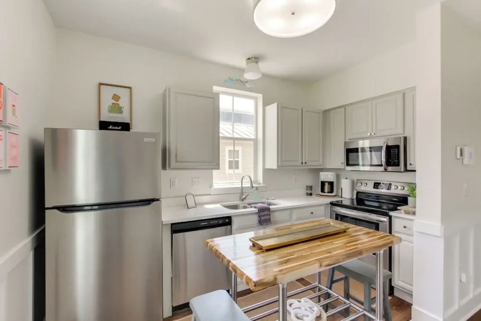 Walk to Beach: Cottage w/ Yard in Pass Christian!