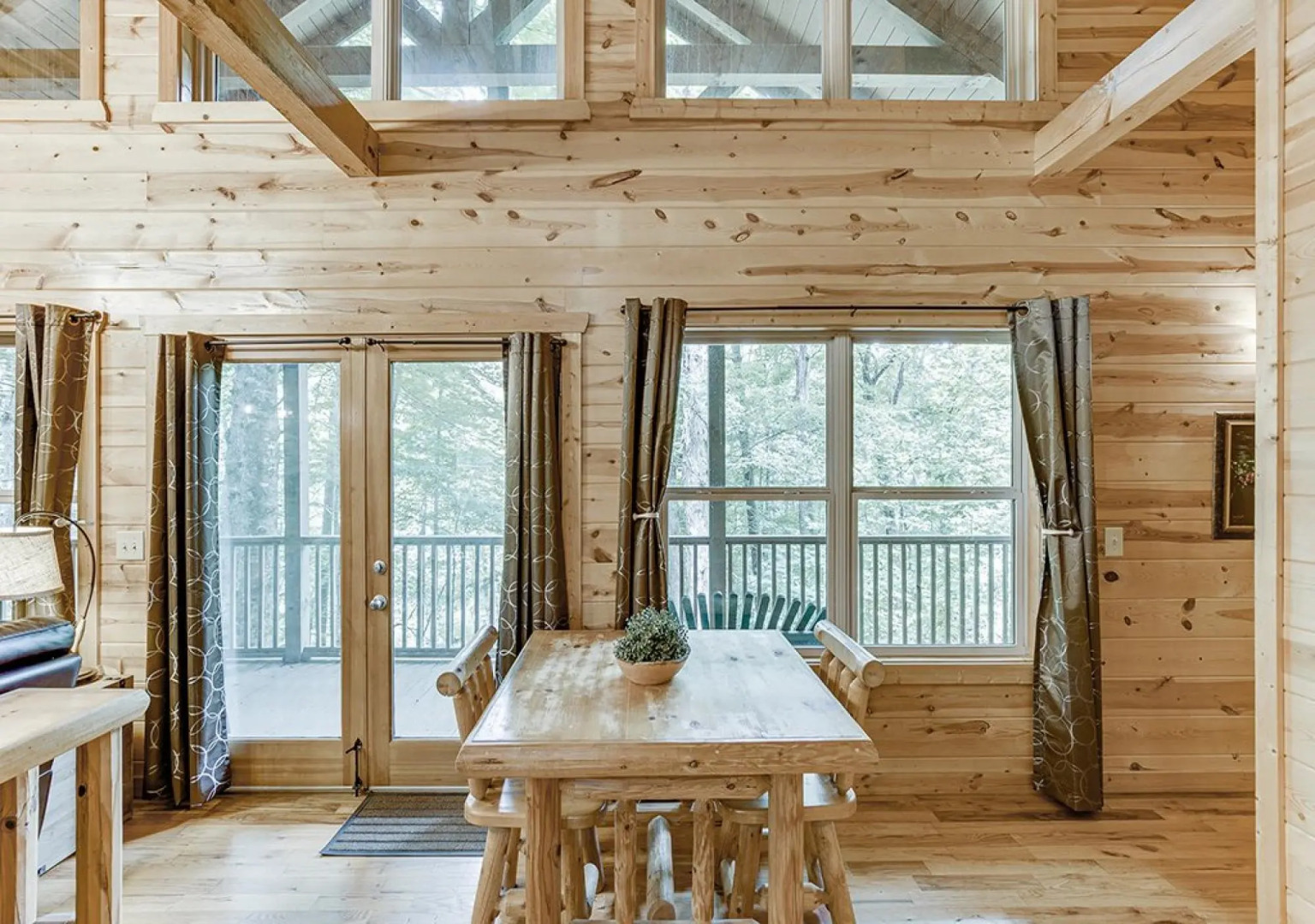 Luxury Cabin Sleeps 8 With Creekside Fire pit Near Helen GA