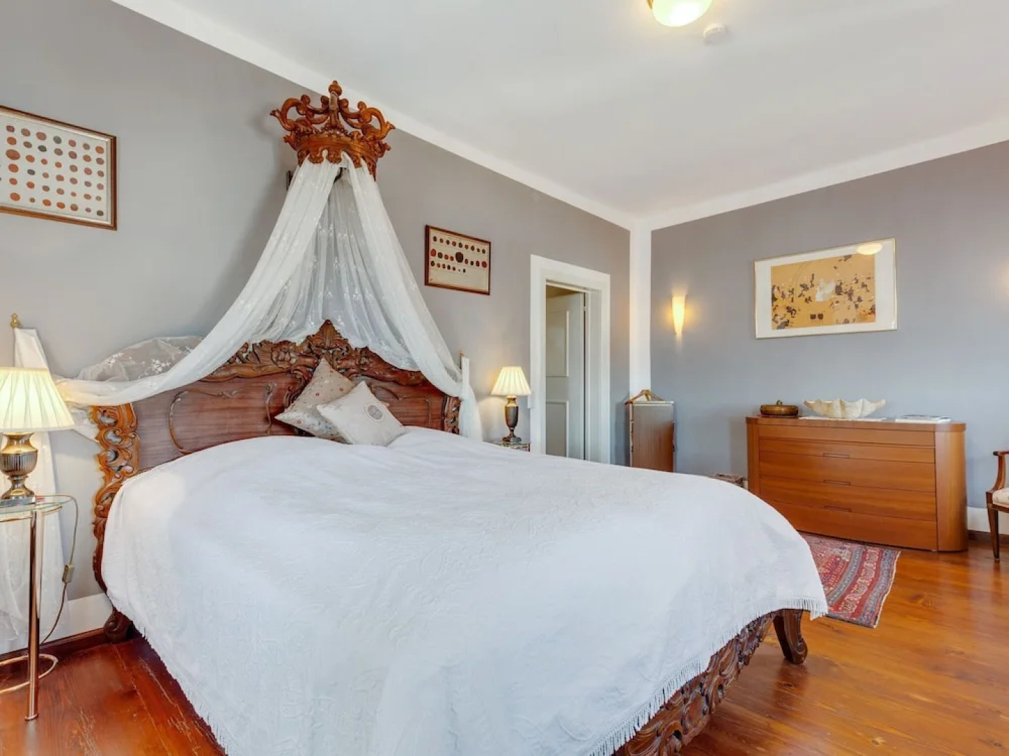 Lavish Castle in Riedenburg with Garden near Lake