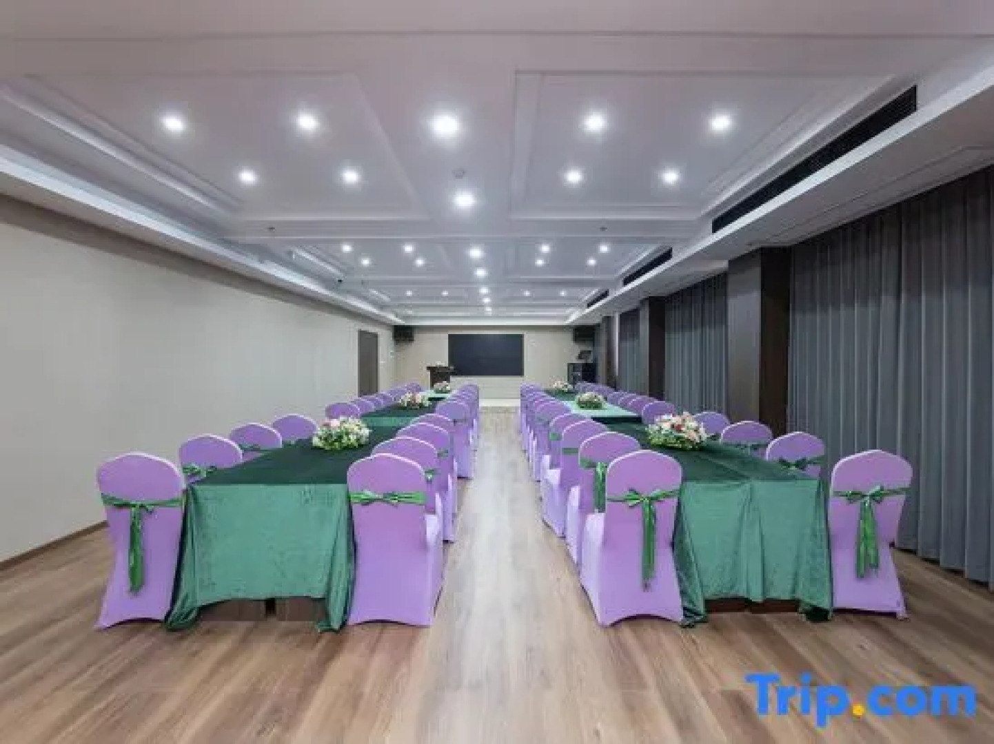 Shiwai Taoyuan Eco Hotel