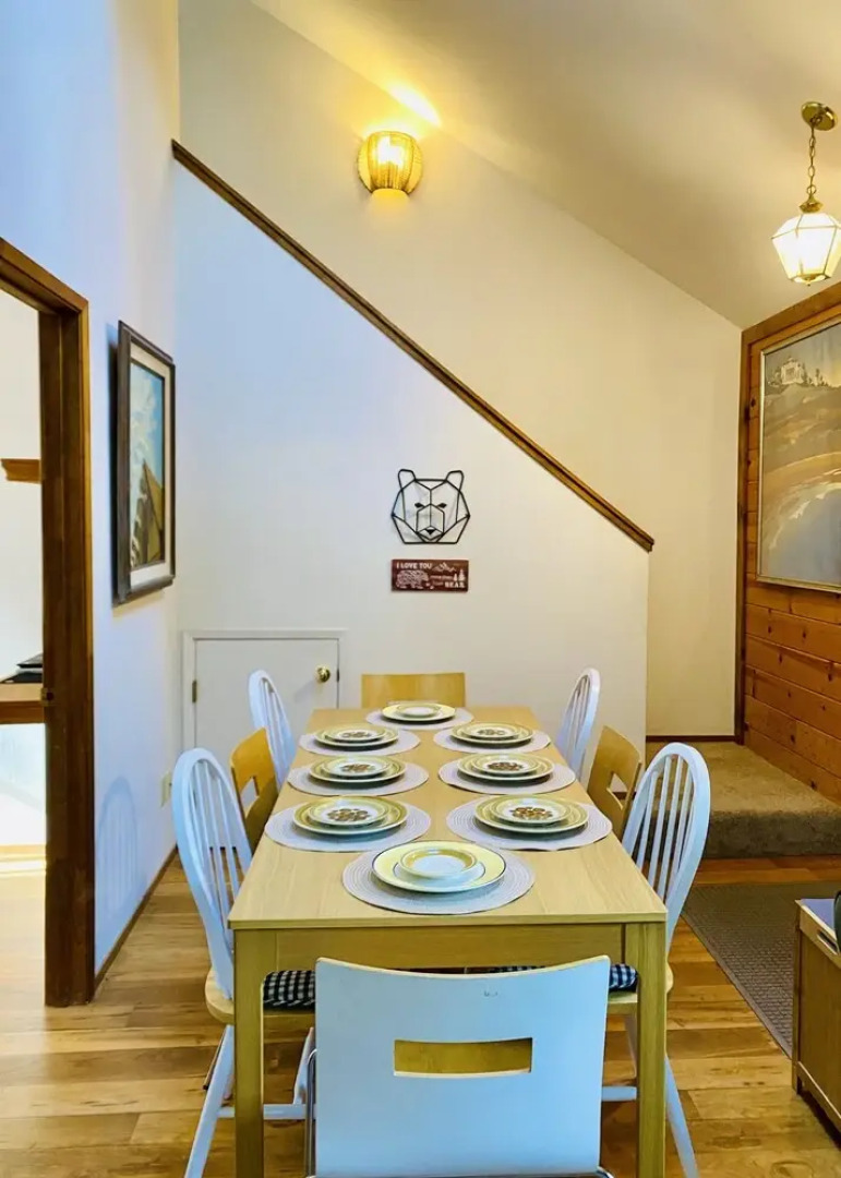 Lilac Cabin Family-friendly Highspeed Wi-fi 3 Bedroom Home by RedAwning