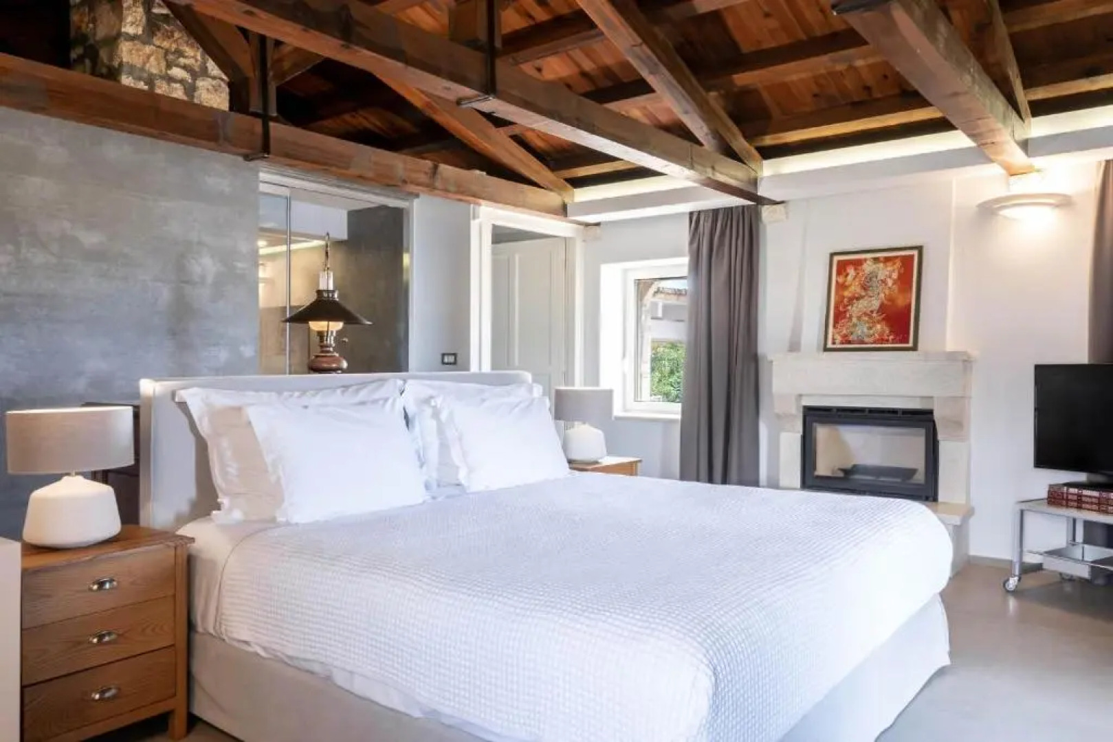 Luxurious 4 bedroom villa Xris with infinity pool and beach access