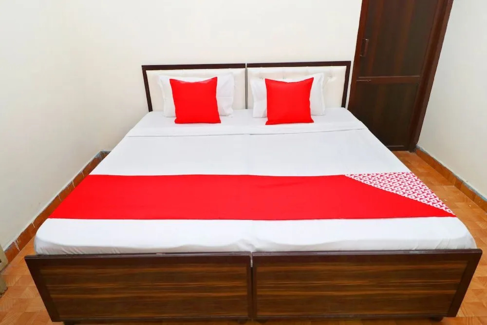 Oyo 37097 Raj Apartments