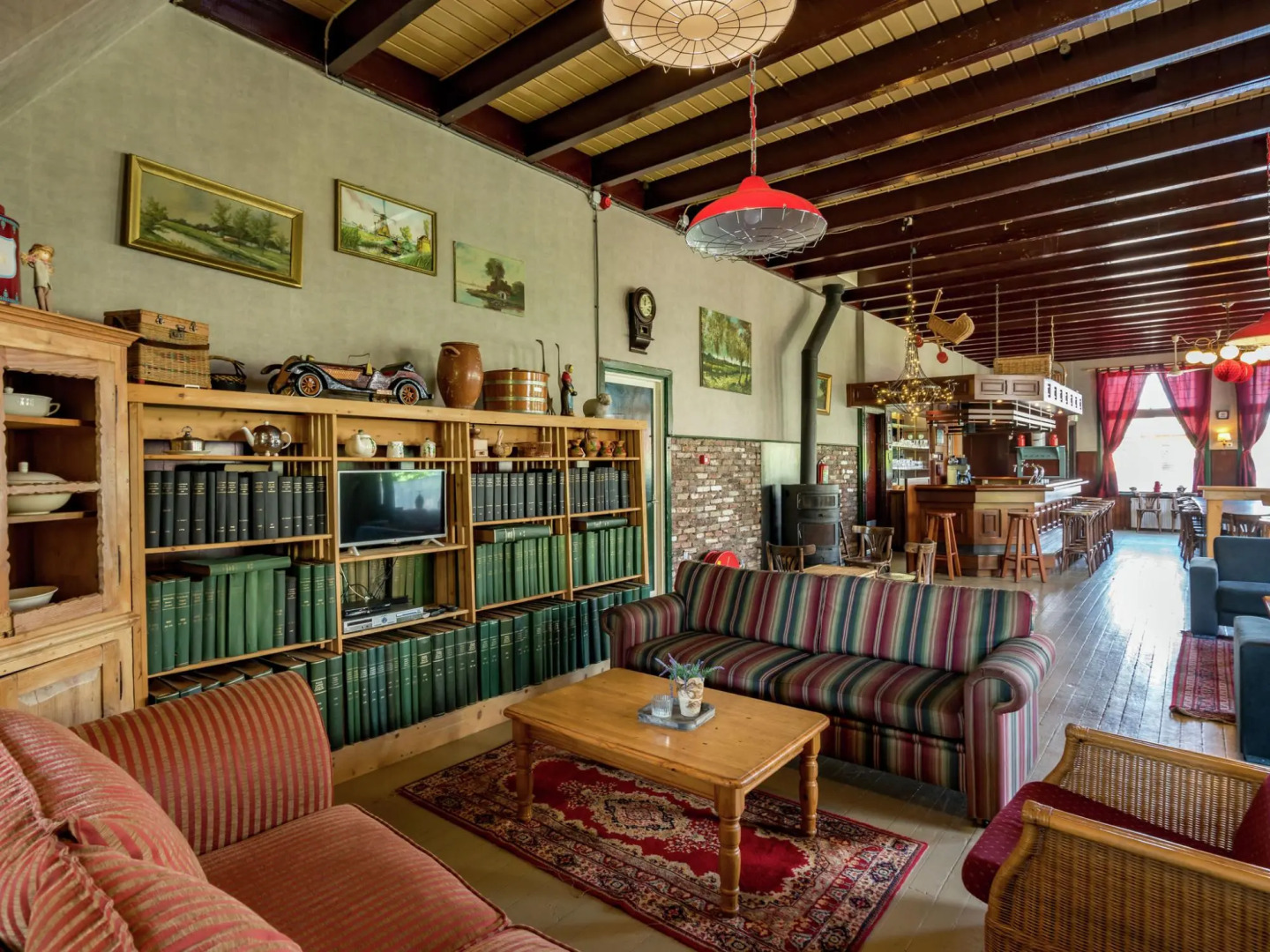 Quaint Holiday Home in Friesland by the Lake