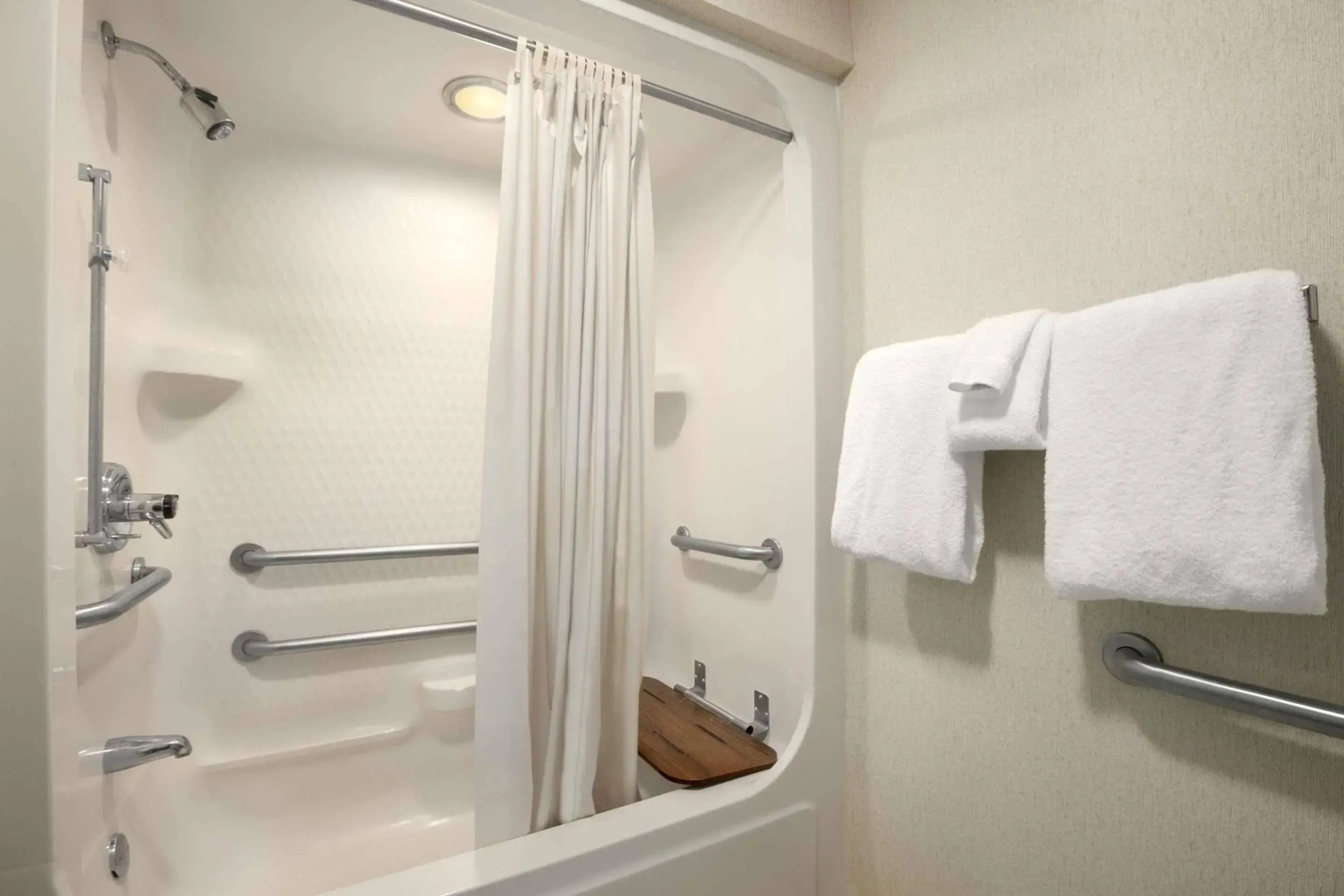 Howard Johnson Hotel & Suites by Wyndham Vancouver