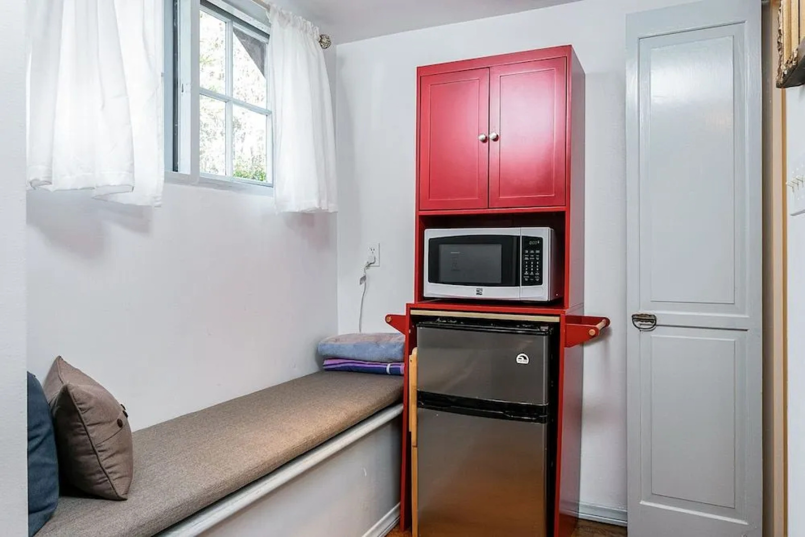 Sunny Hotel Room Corner Unit 1 Bedroom 1 Bathroom Hotel Room