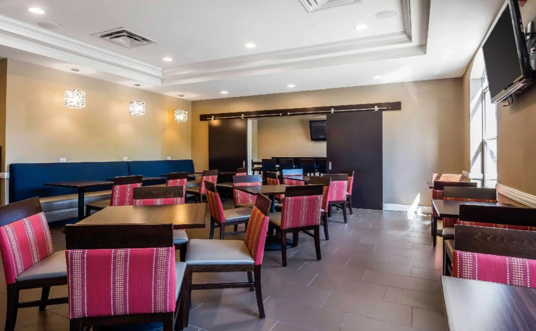 Comfort Inn & Suites near Six Flags