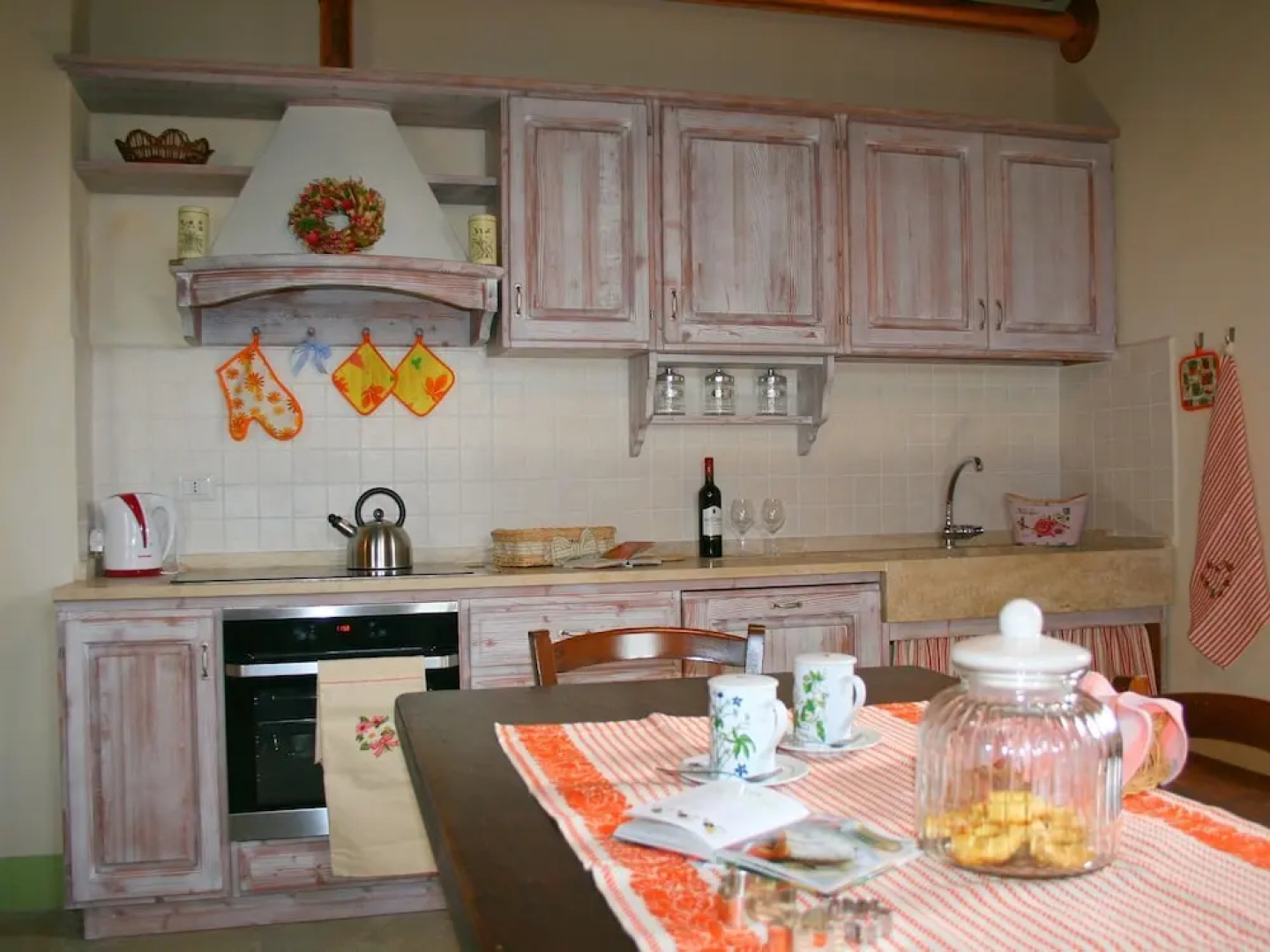 Beautiful accommodation in elegant farmhouse with pool and breathtaking views