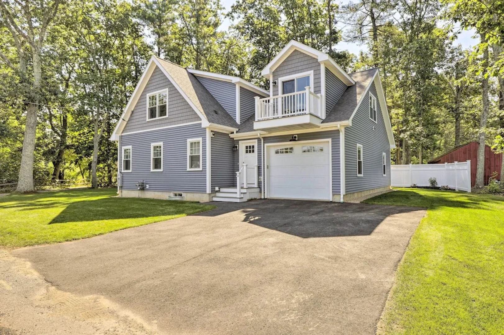 Sun-dappled Retreat - Walk to Wickaboag Lake!