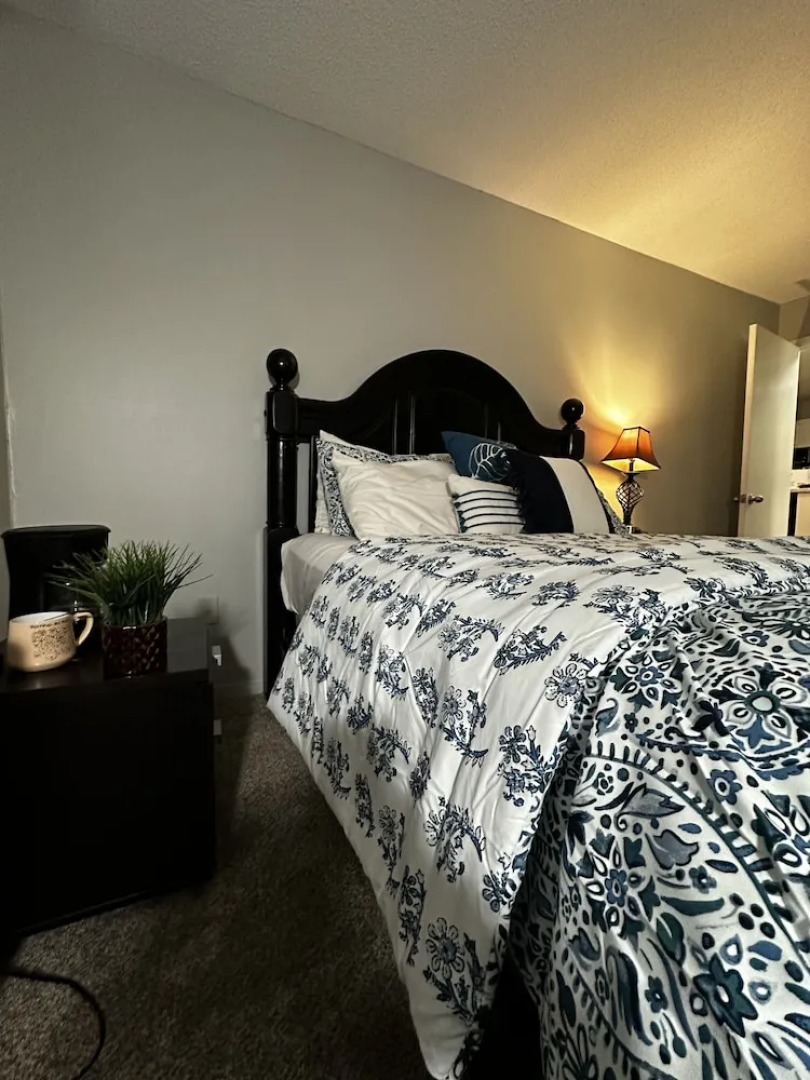 Glamorous 2B2BA with patio views and gym