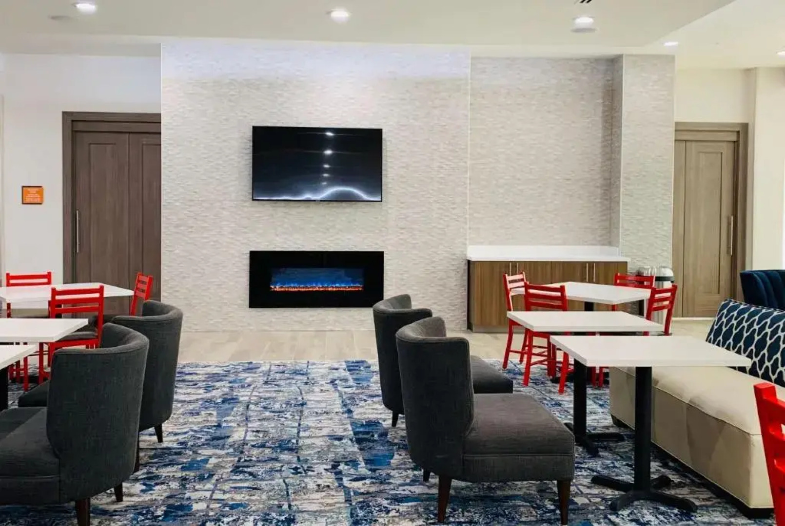 La Quinta Inn & Suites by Wyndham-Red Oak TX IH-35E