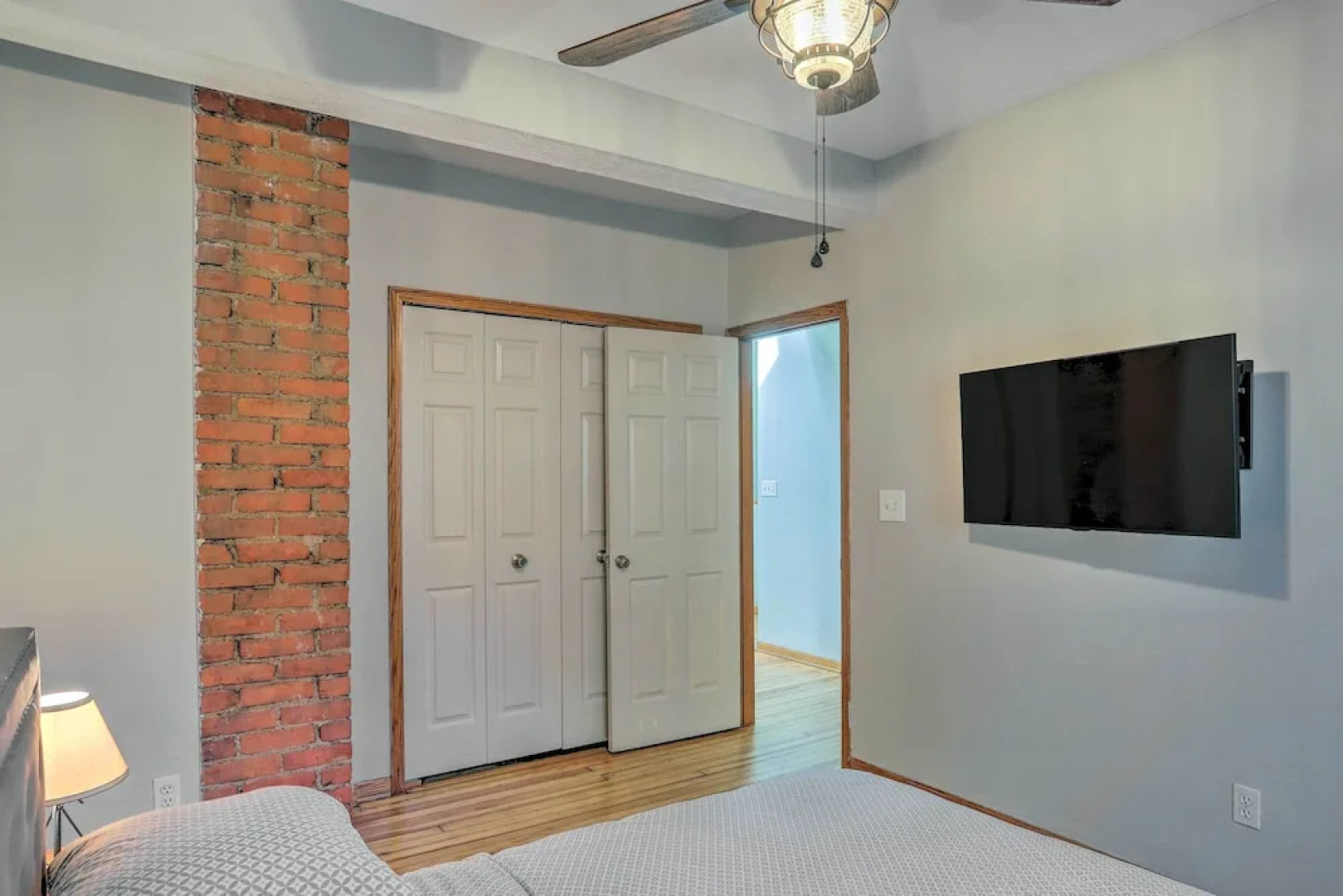 < 3 Mi to Dtwn: Cleveland Apt w/ Deck & Wet Bar