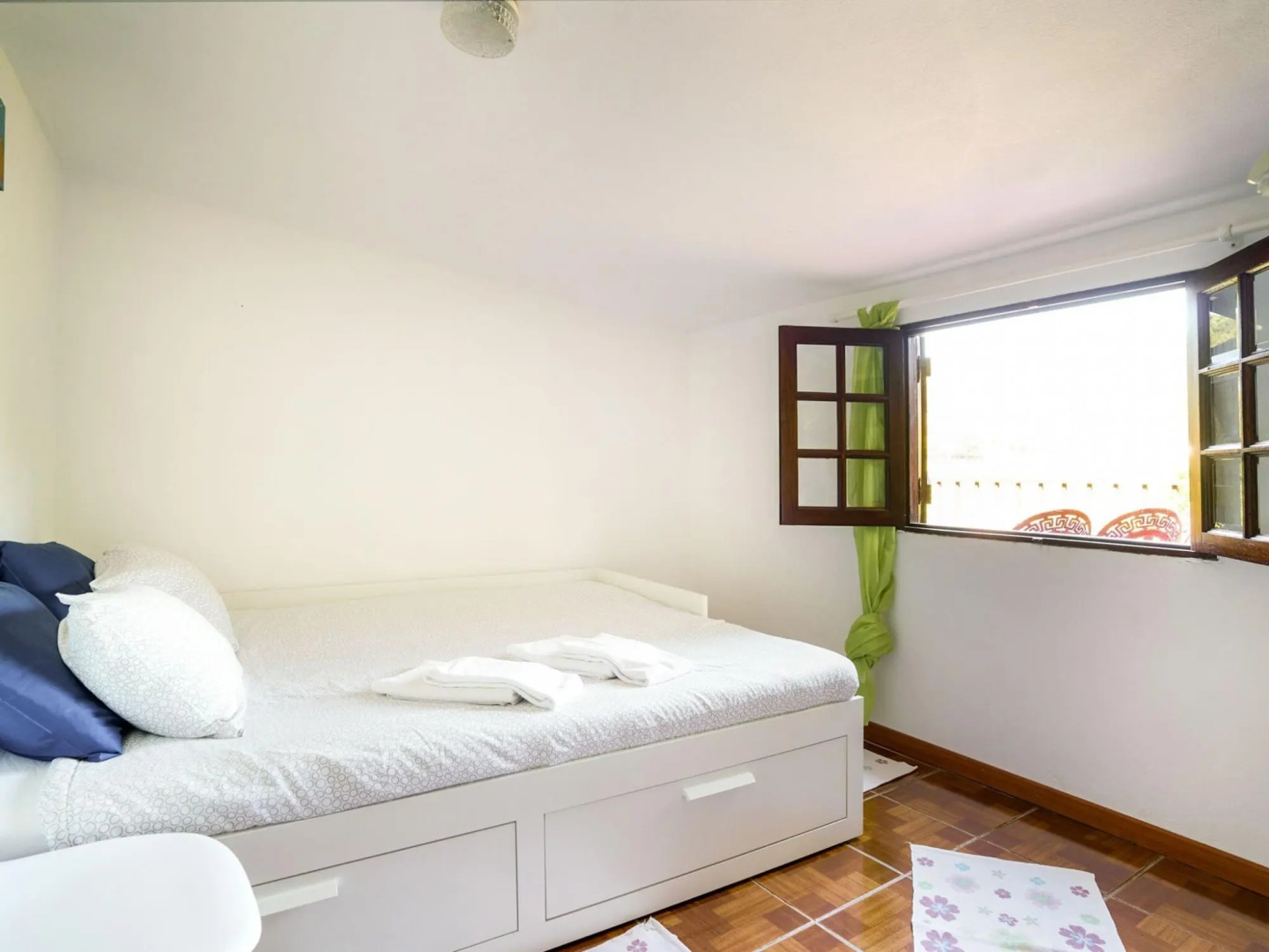 Cottage With Shared Pool