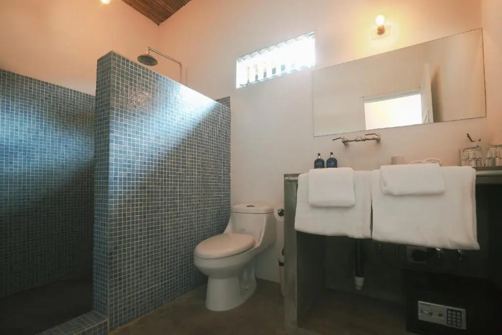 La Negra Surf Hotel & Soda