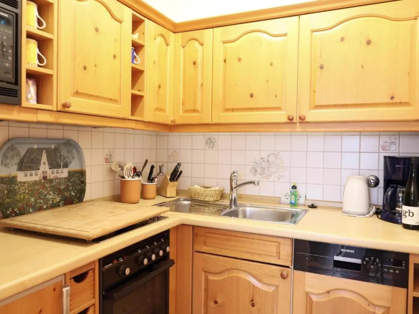 Freundliches 2-Zimmer-Appartement mit Kieferneinrichtung und einem Balkon.