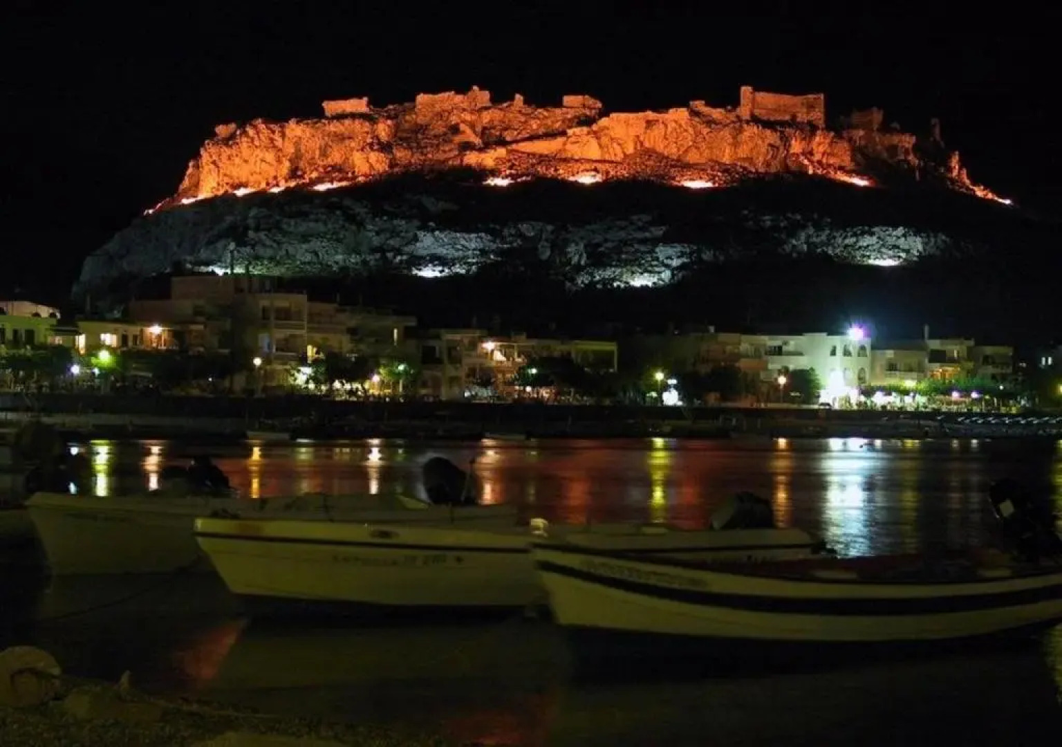 Haraki Style Studio Apartment