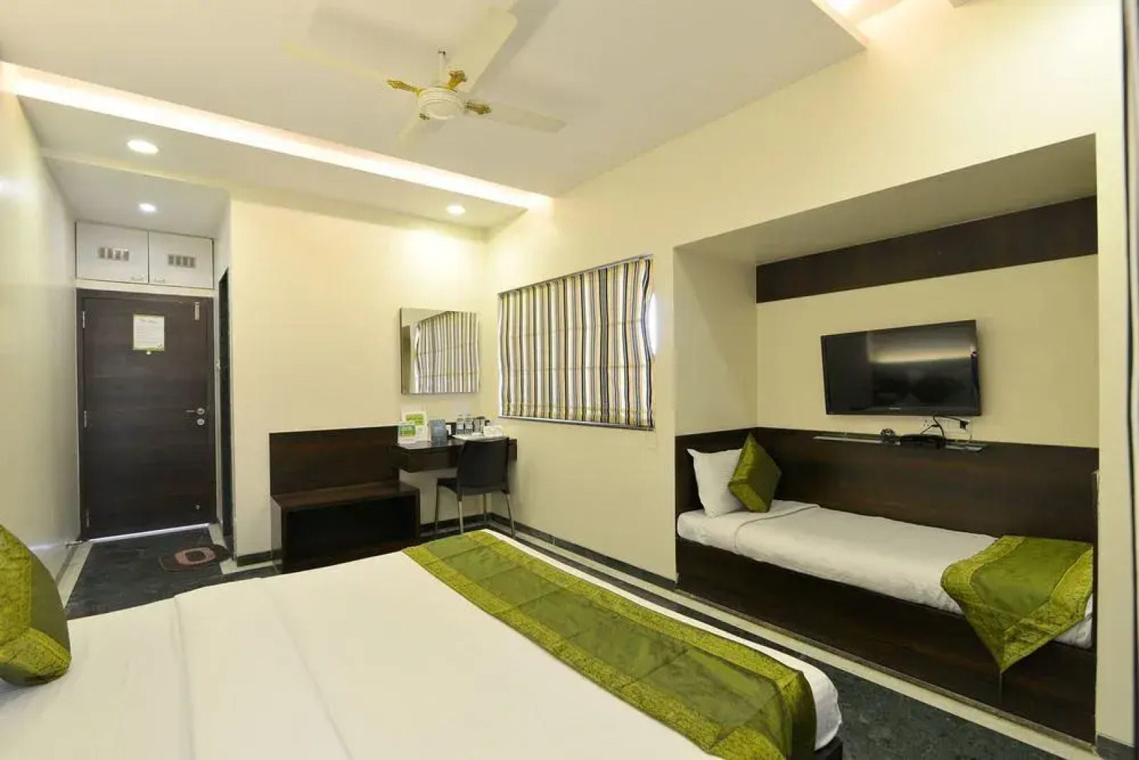 OYO 4448 Hotel Suresh Plaza
