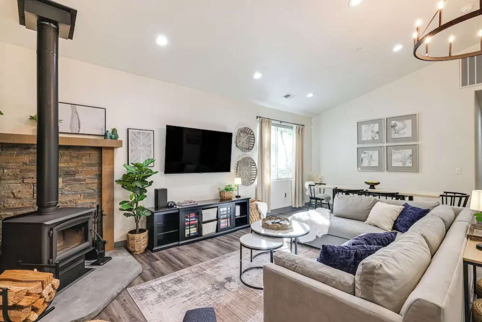 Game Room & Patio: Picturesque Home in Sonora