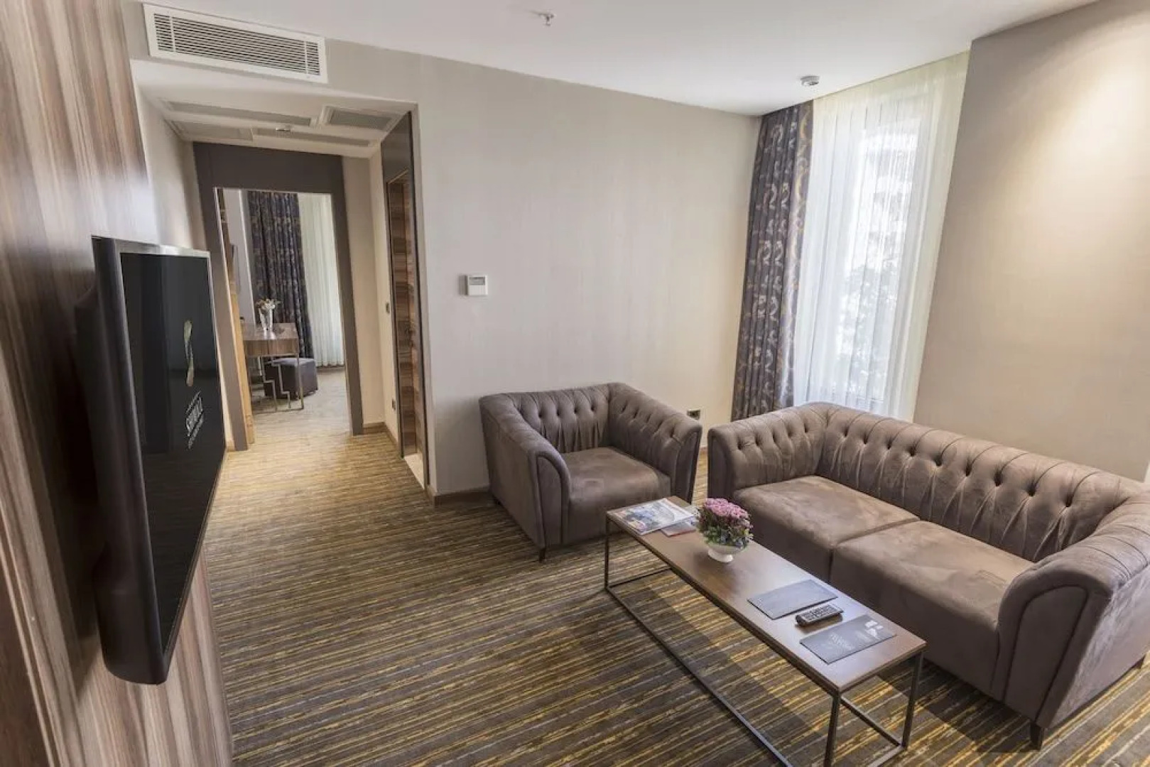 Shimall Deluxe Hotel