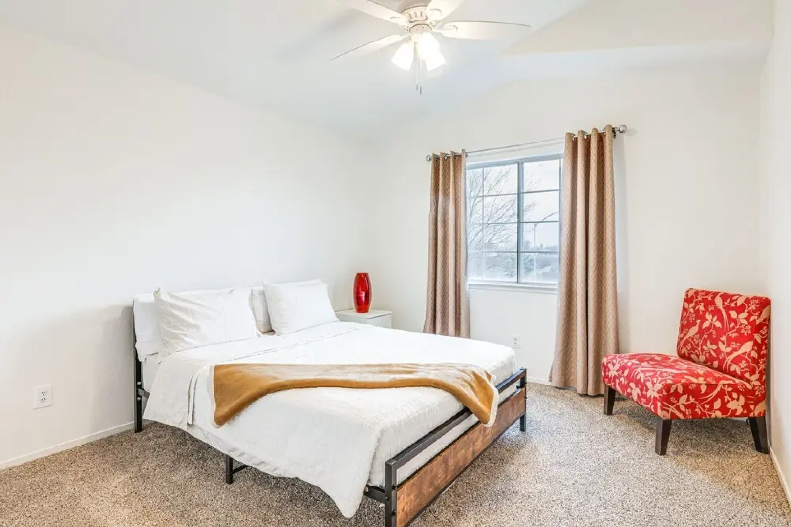 Spacious Los Banos Home w/ Patio - Dogs Welcome!