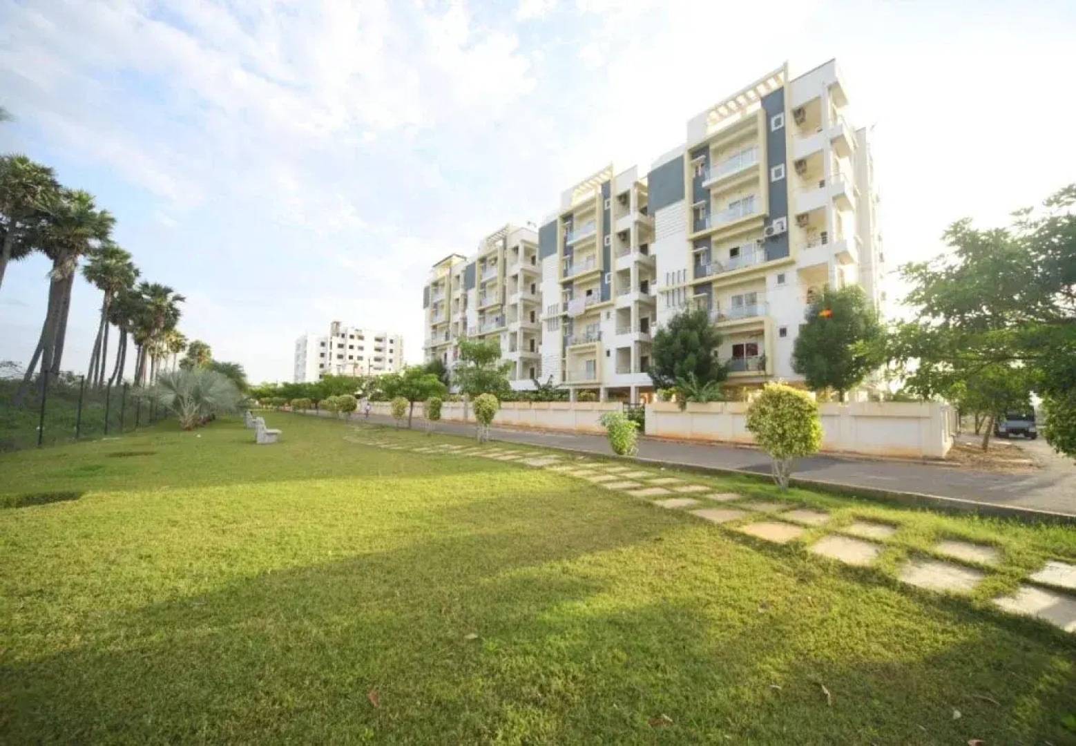 The Lawns By OYO Rooms