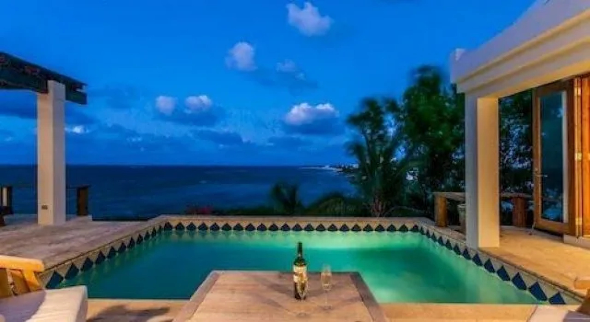 Waves on Shoal Bay Villa