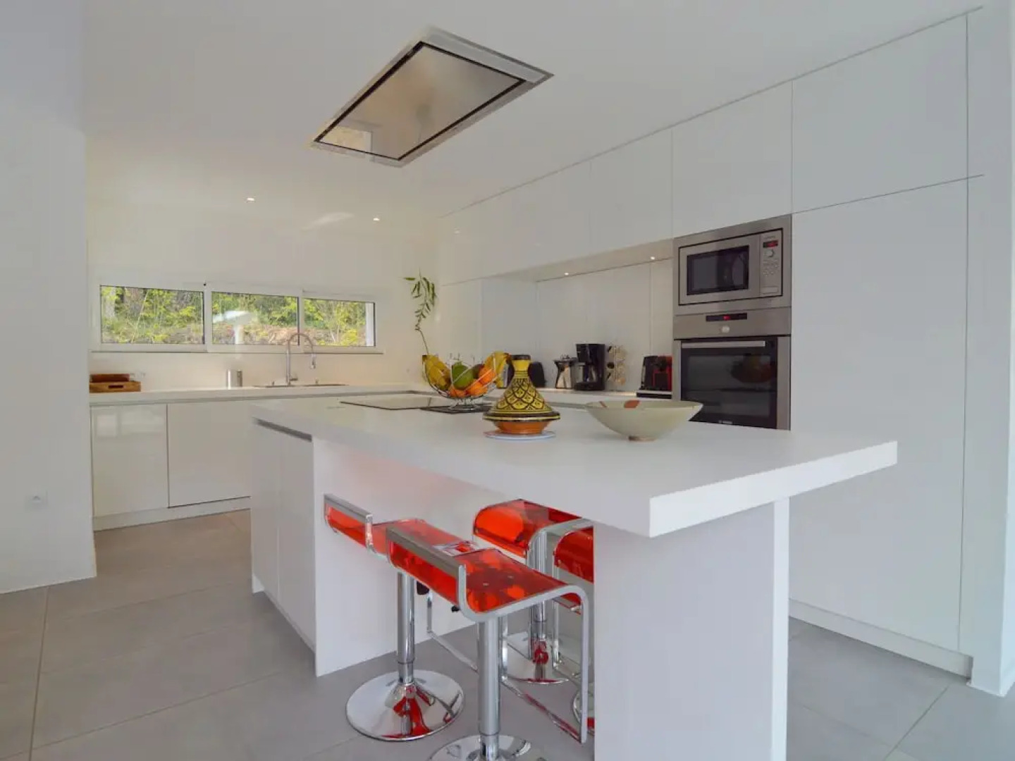 Villa With High-end Kitchen, Jacuzzi & Pool in Longeville sur mer