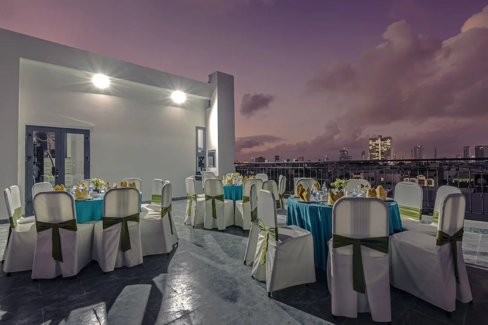 Lyn's Hotel & Apartment