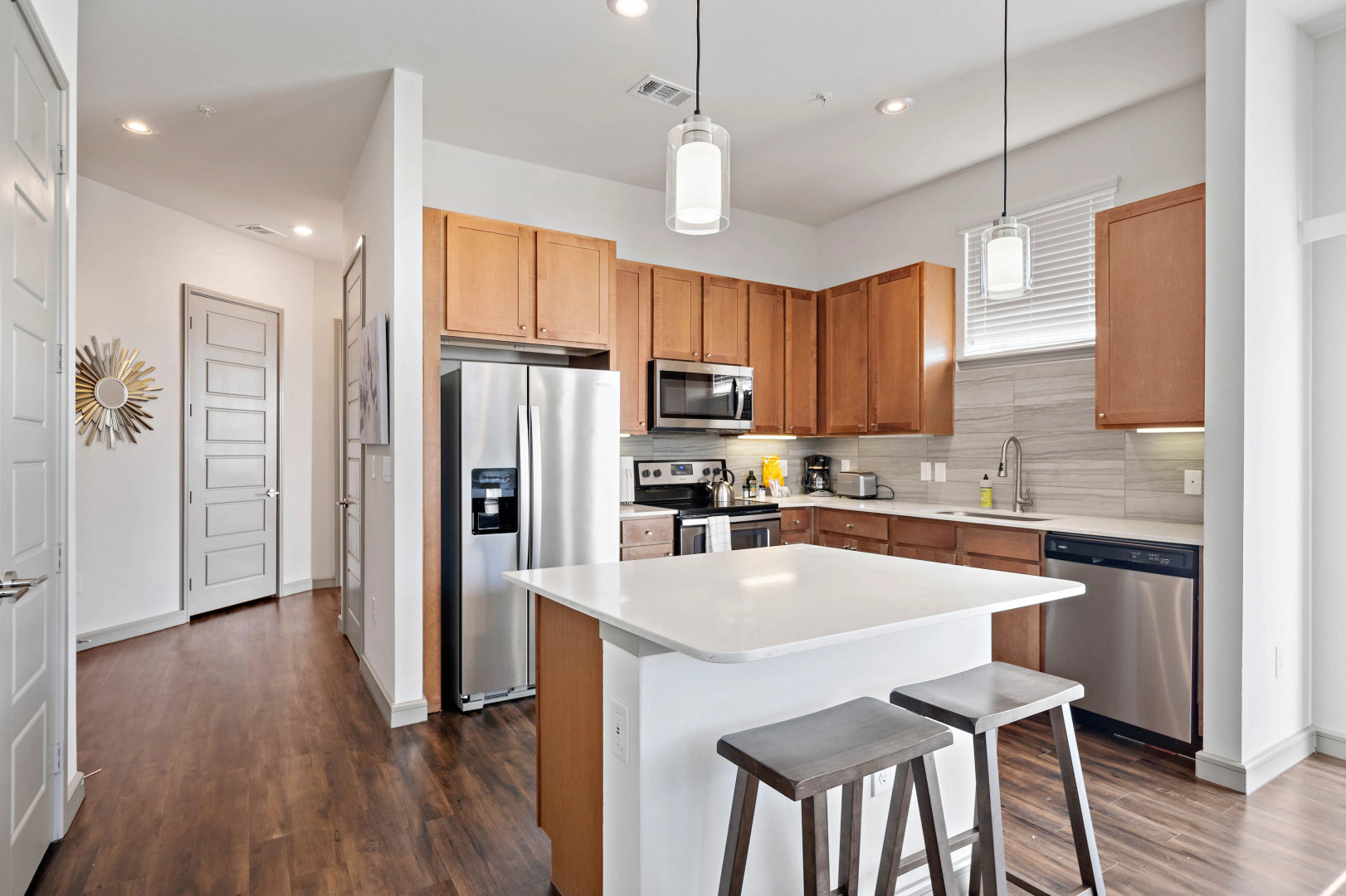 Downtown Location- Parking, Gym, Pool! Modern, Deep Cleaned Apt!