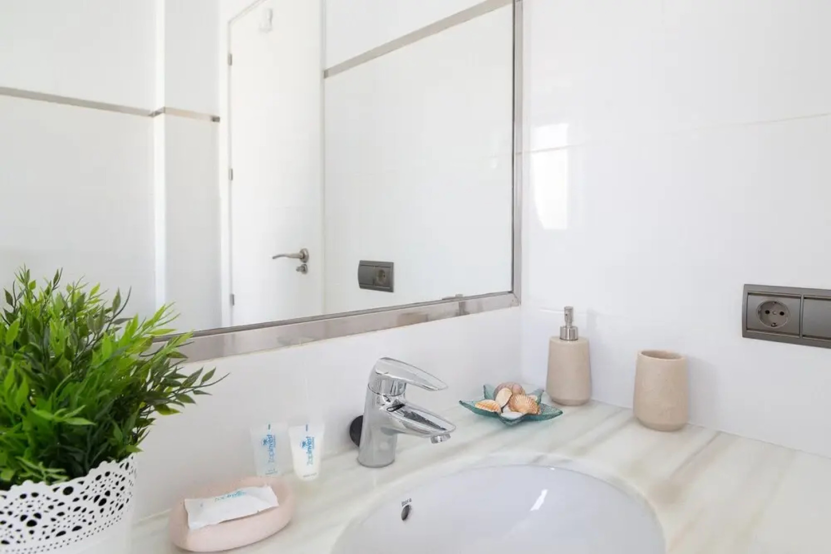 2193-Moderno apto con terraza vista al mar