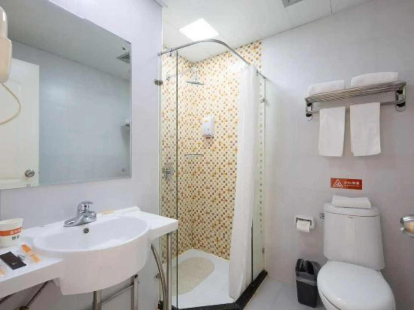 Rujia Pebble Hotel (Kaihua Genbo Park South Bus Station)