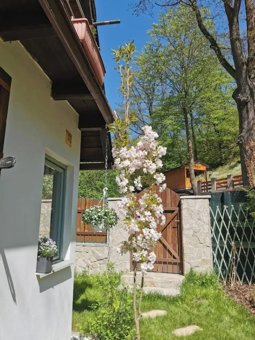 Sunny Wooden House on Creek, 30 Minutes Prague