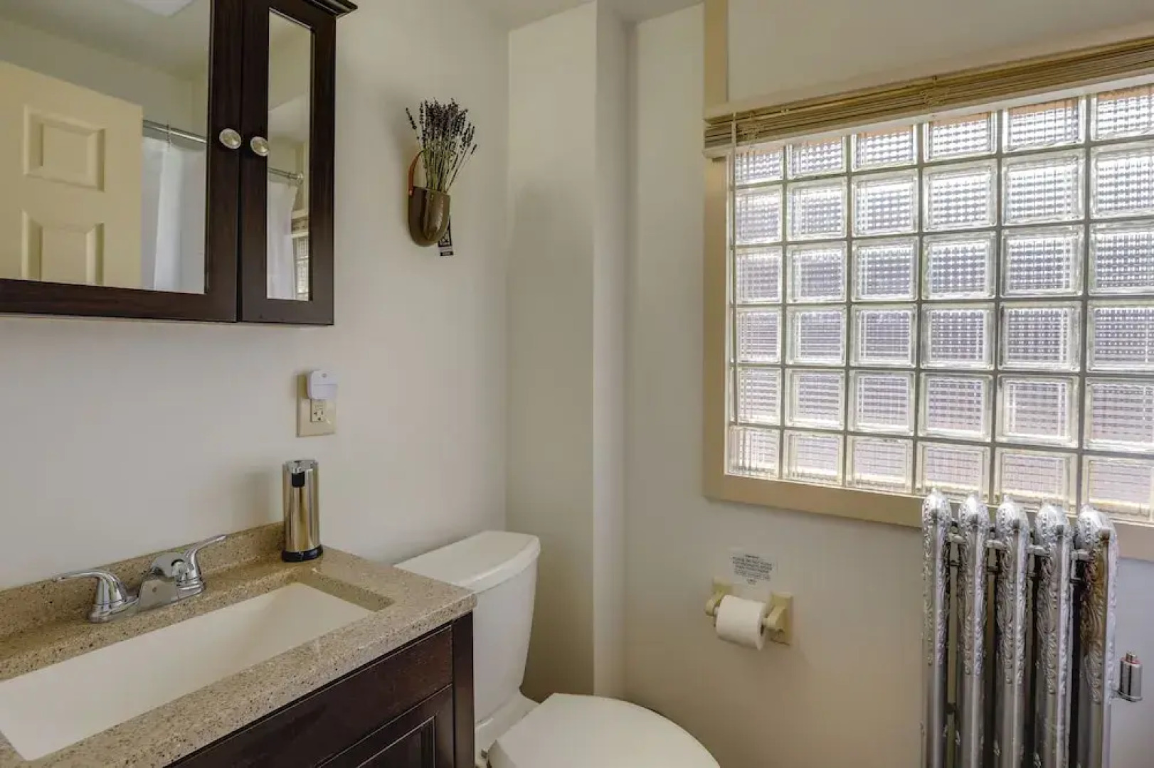 Walk to Restaurants & Shops: Apt in Pennsylvania!