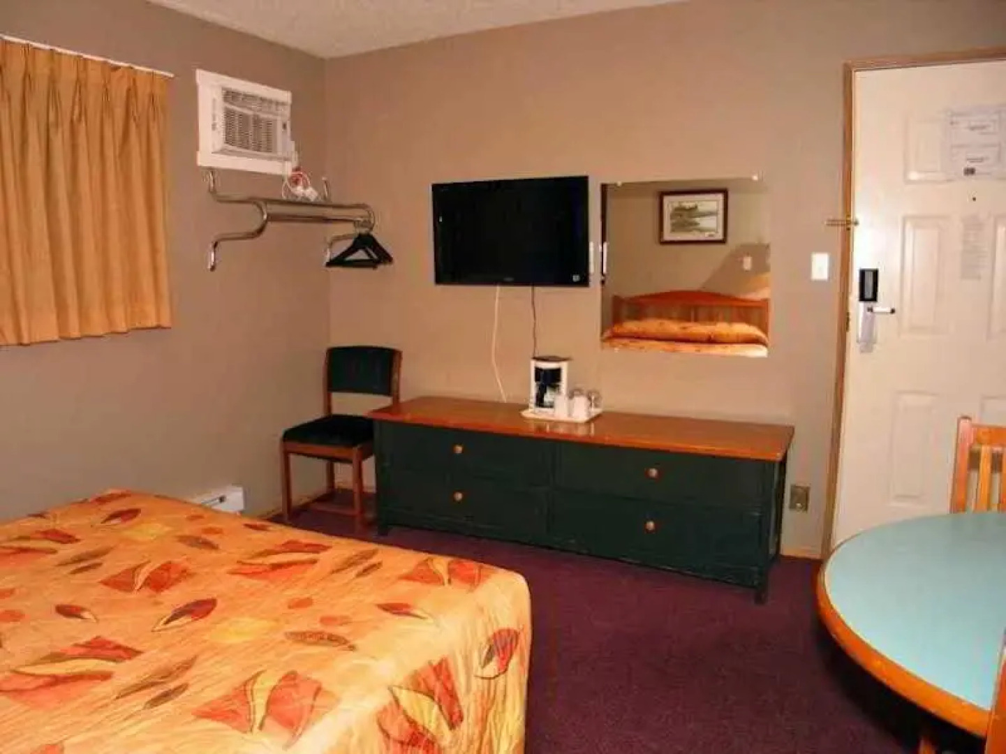 Econo Lodge Inn & Suites
