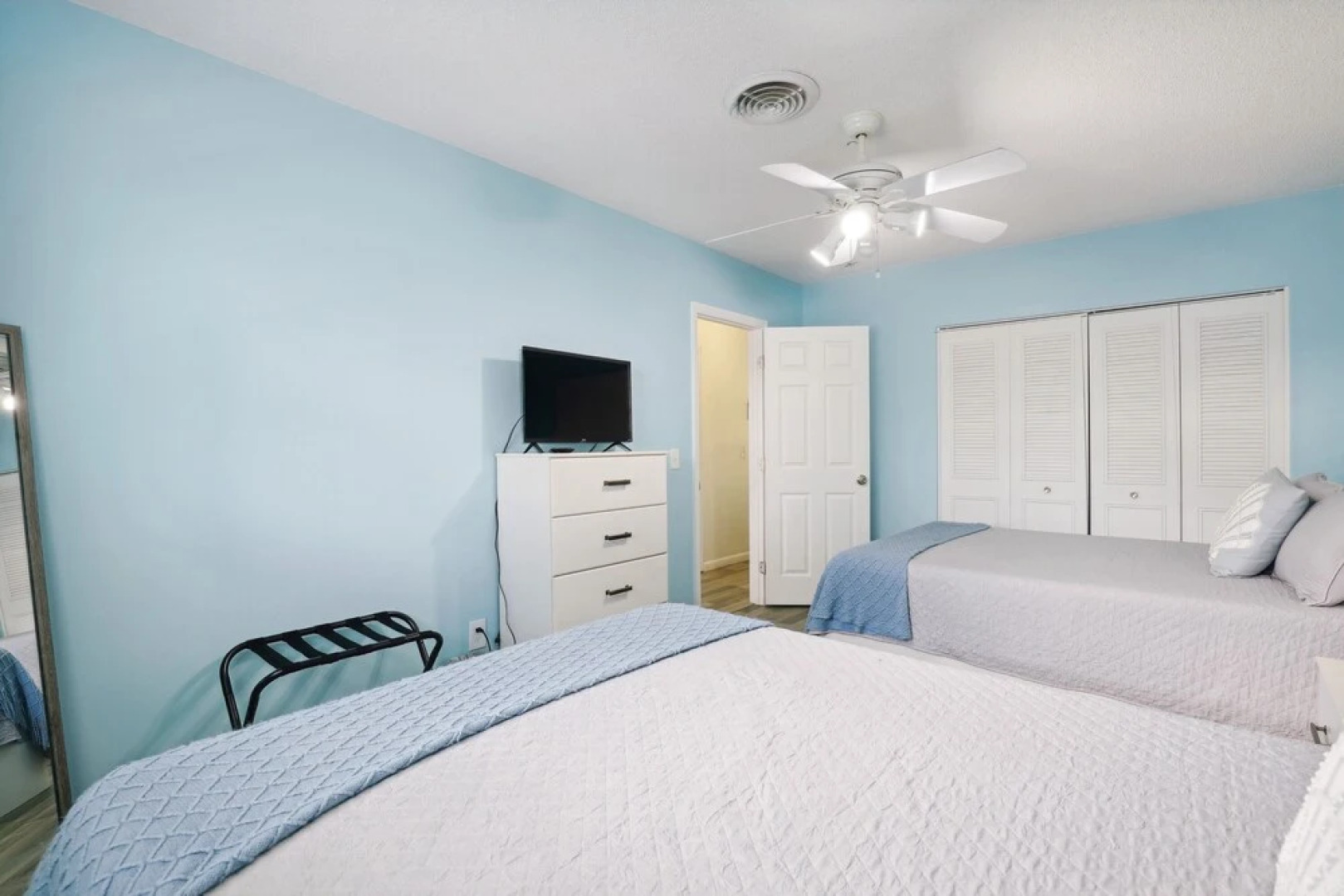 Boat Lovers Paradise: Walk to Private Beach!