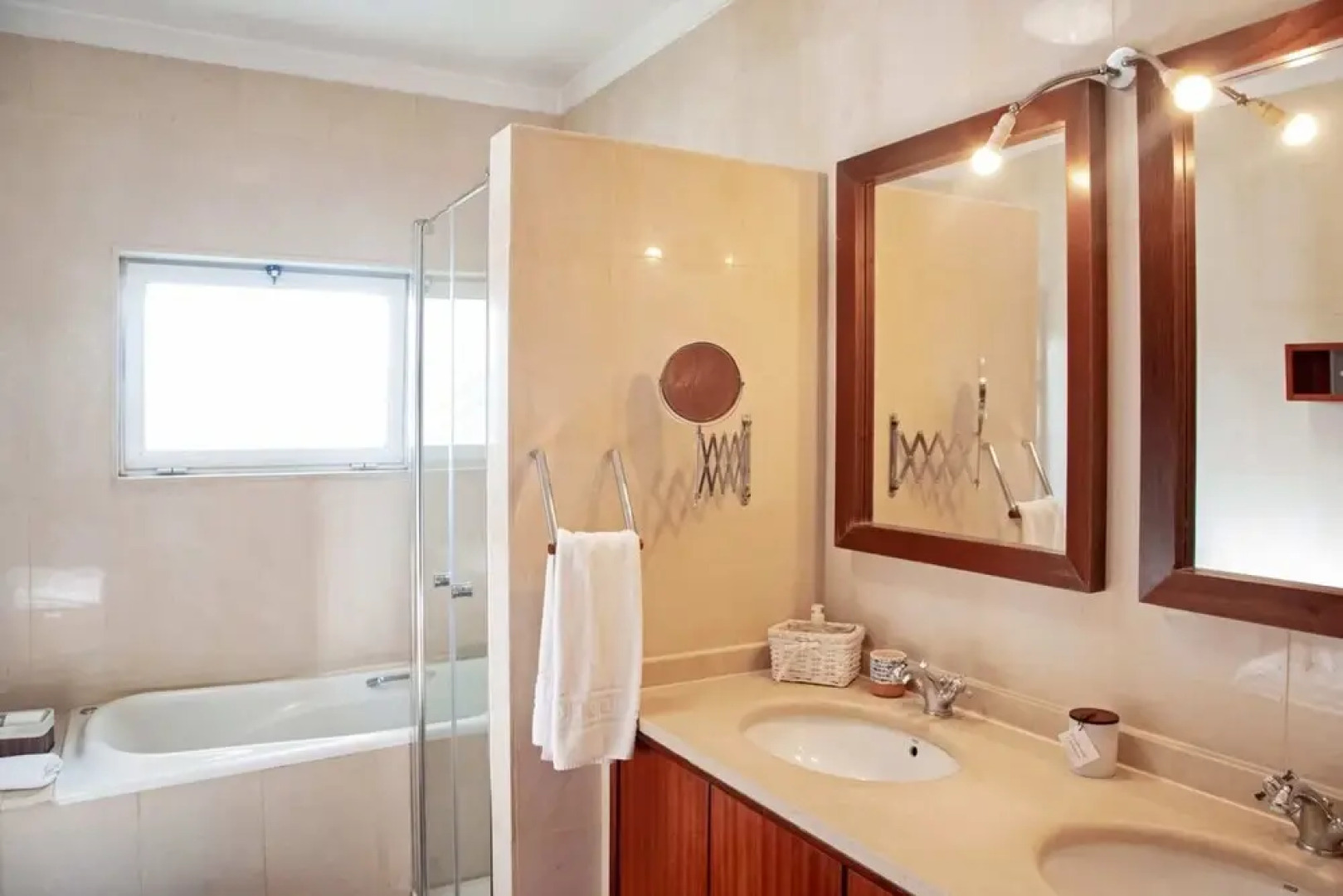 Fig Tree Family House w 4 Bedrooms, Garden & Pool