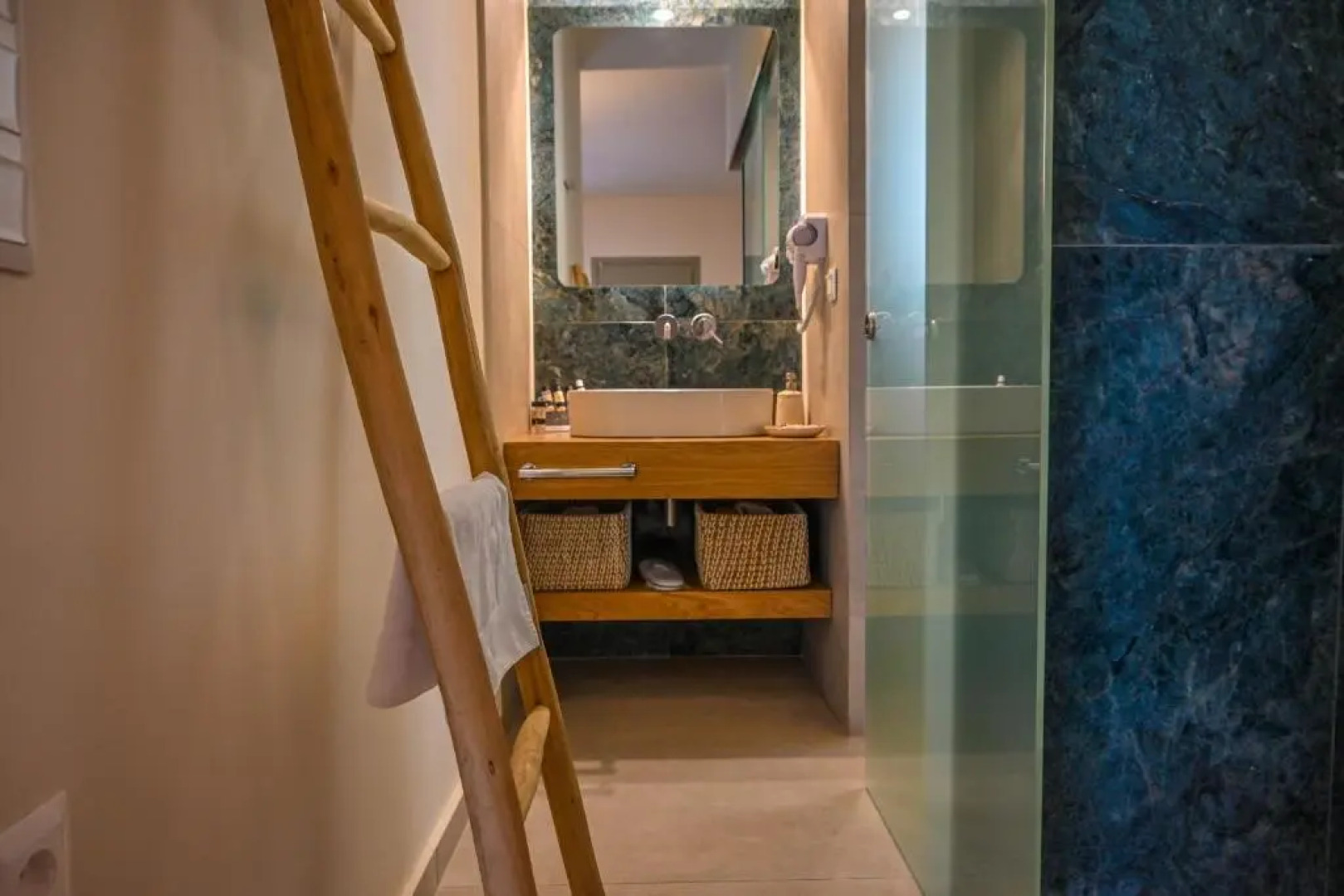 Schinoza Luxury Suites