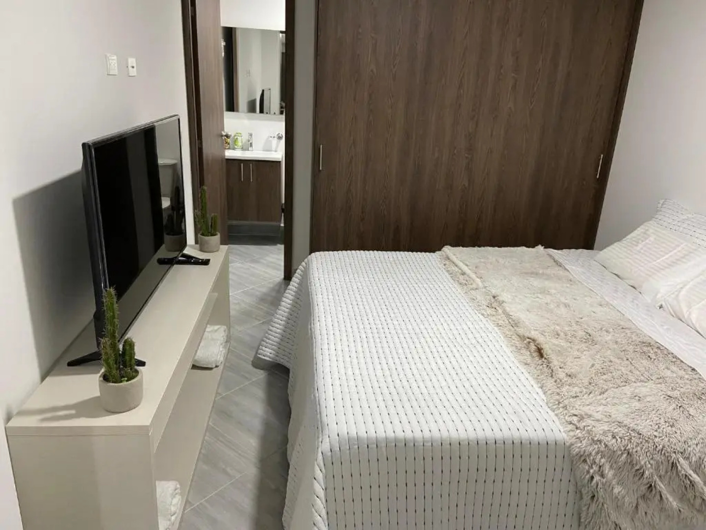 Aparta estudio Amoblado Sabaneta Colombia. Moderno, céntrico y cómodo.