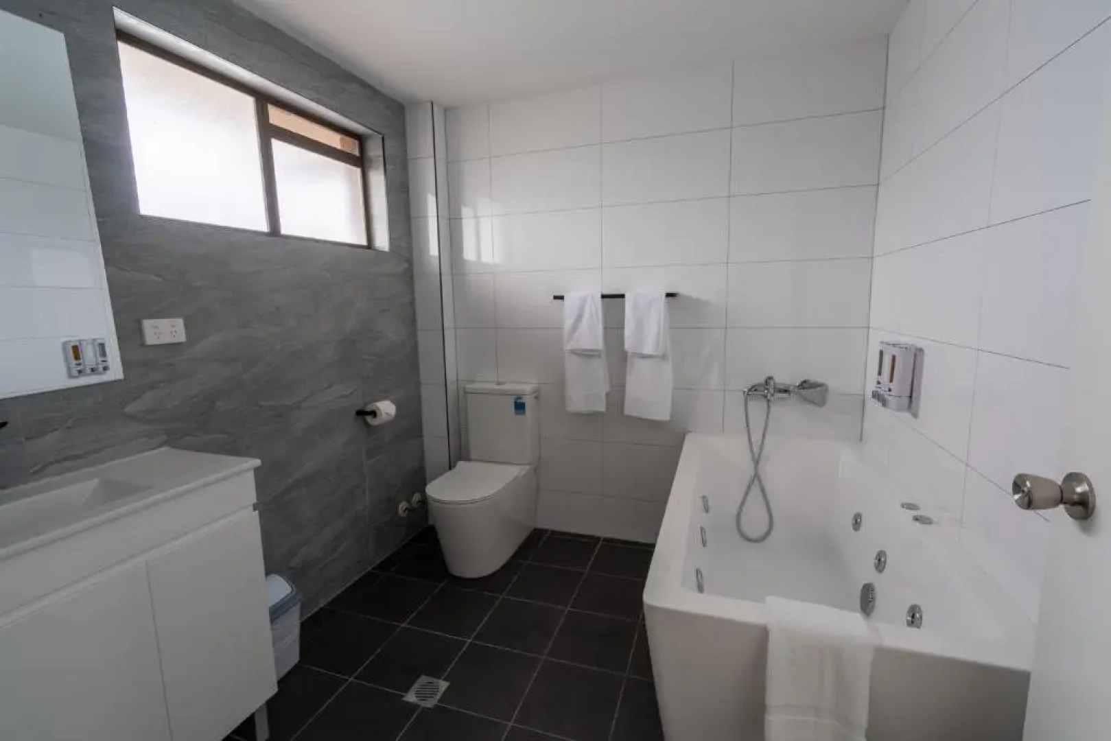 Lakeside Inn (ex. Oasis Resort & Village)