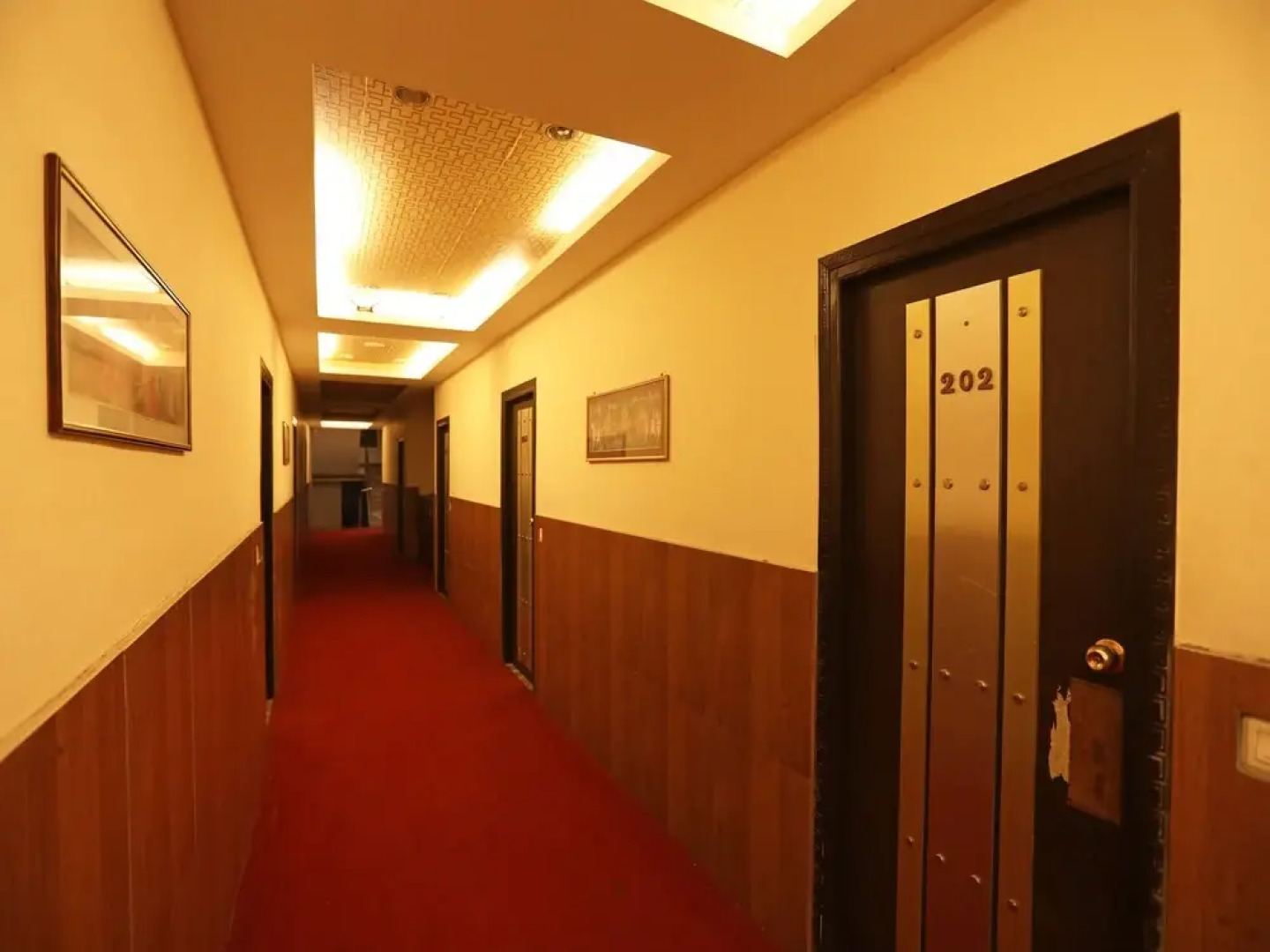 OYO 28439 Skylark Hotel