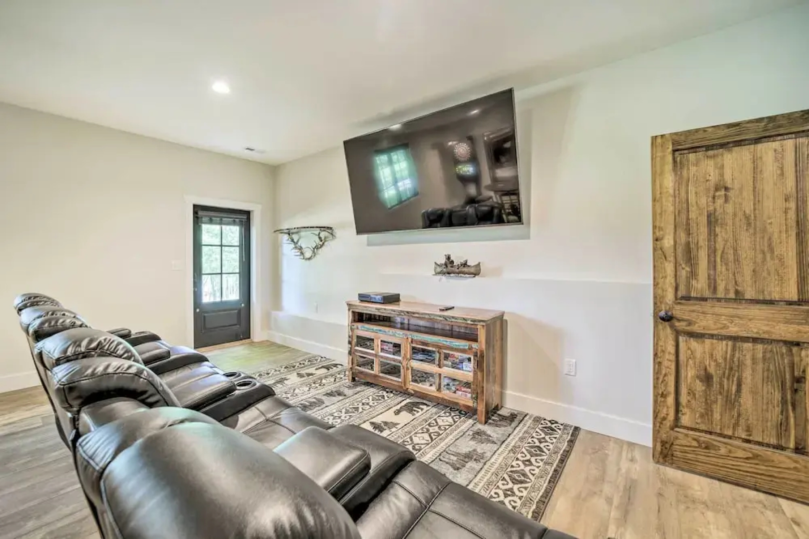 7 Mi to Ski Sapphire Valley: Resort-style Retreat