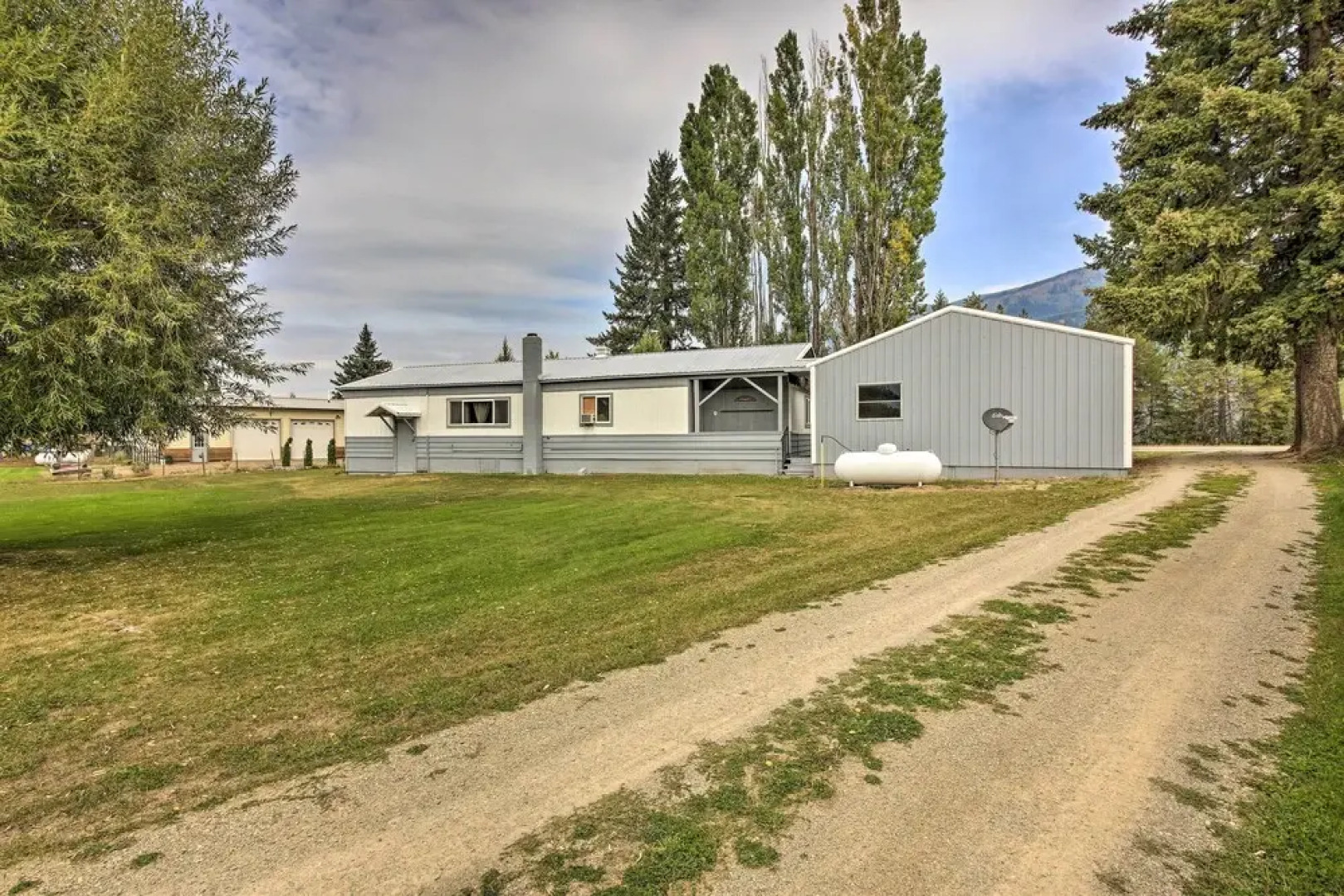 Woodsy Riverfront Retreat in Trout Creek Montana!