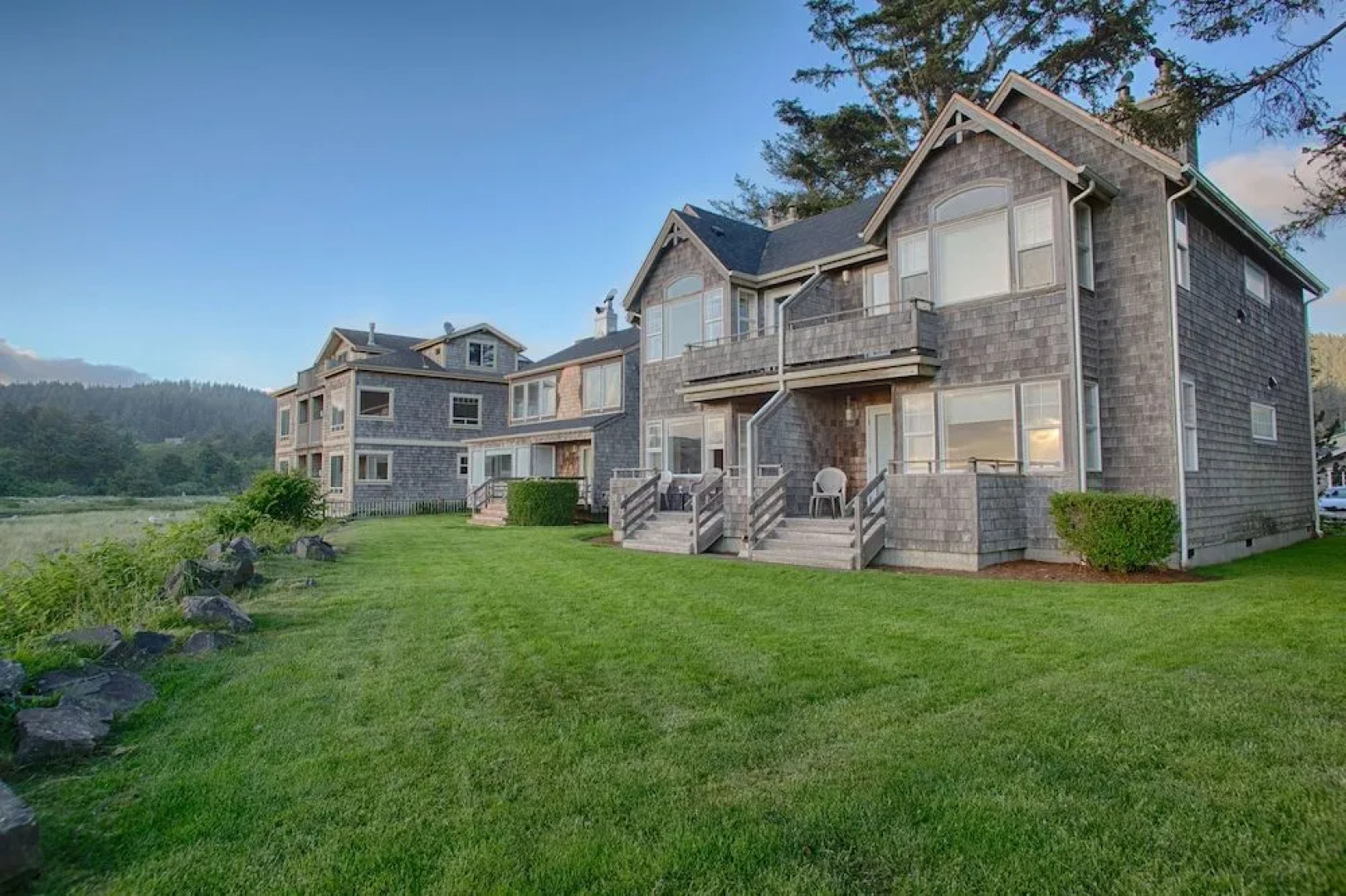 The Waves/The Argonauta Inn/The White Heron Lodge