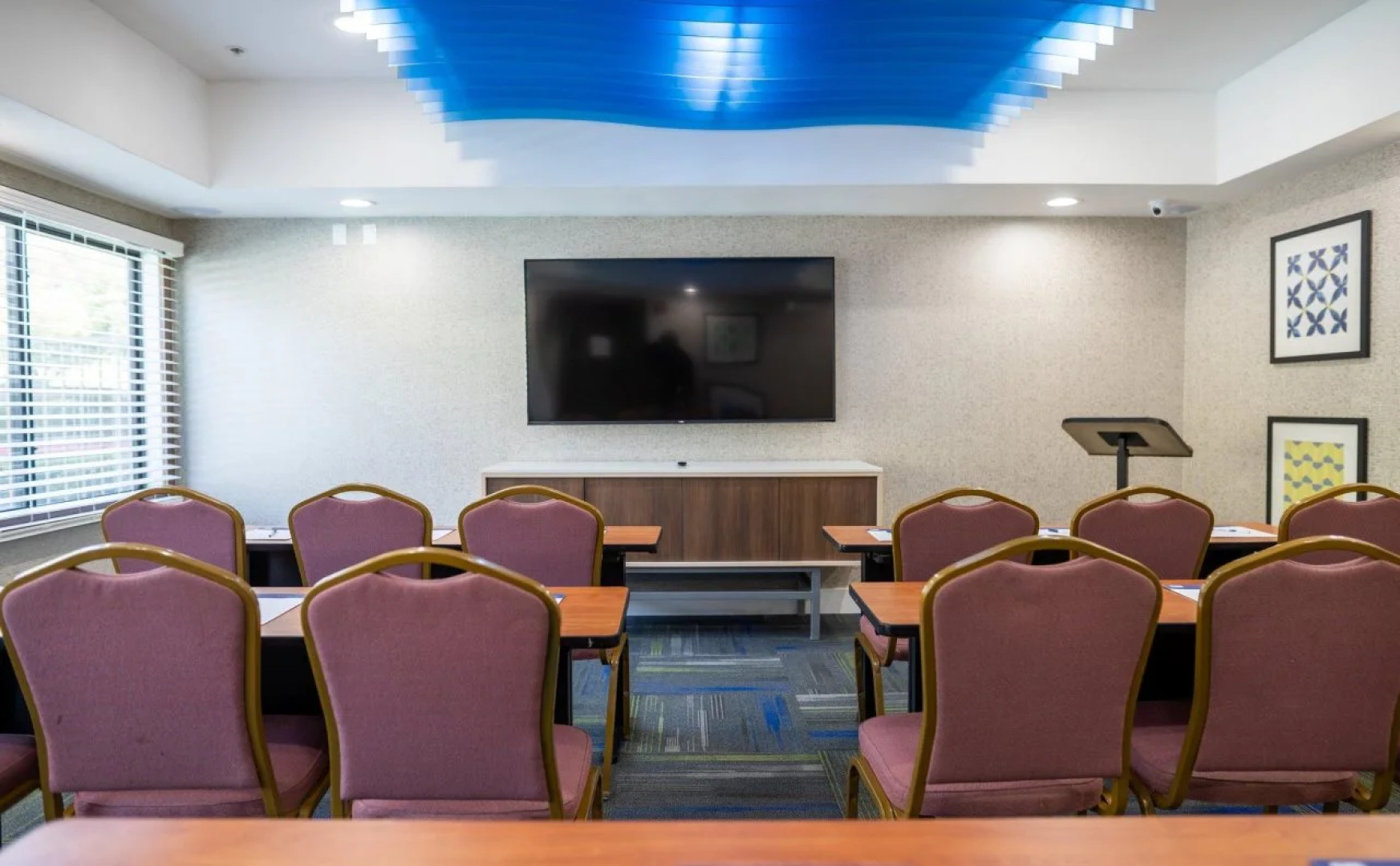 Holiday Inn Express & Suites Lake Forest by IHG