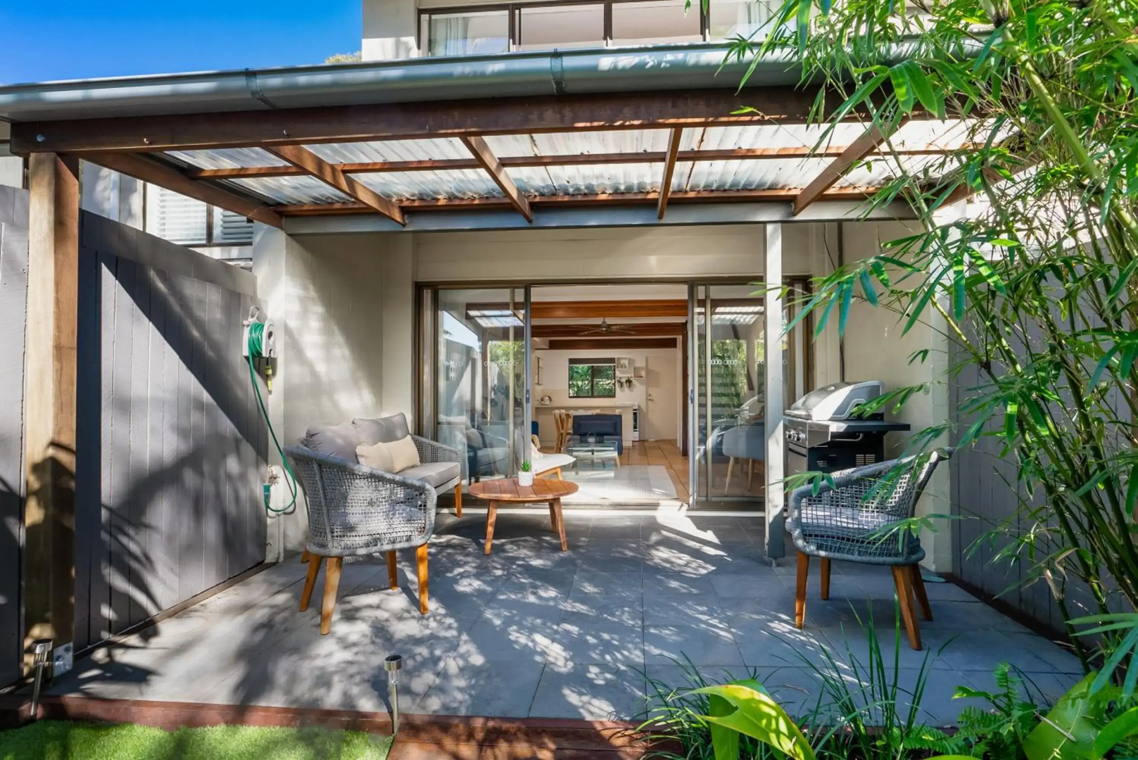 Stylish Townhouse, private courtyard walk to beach