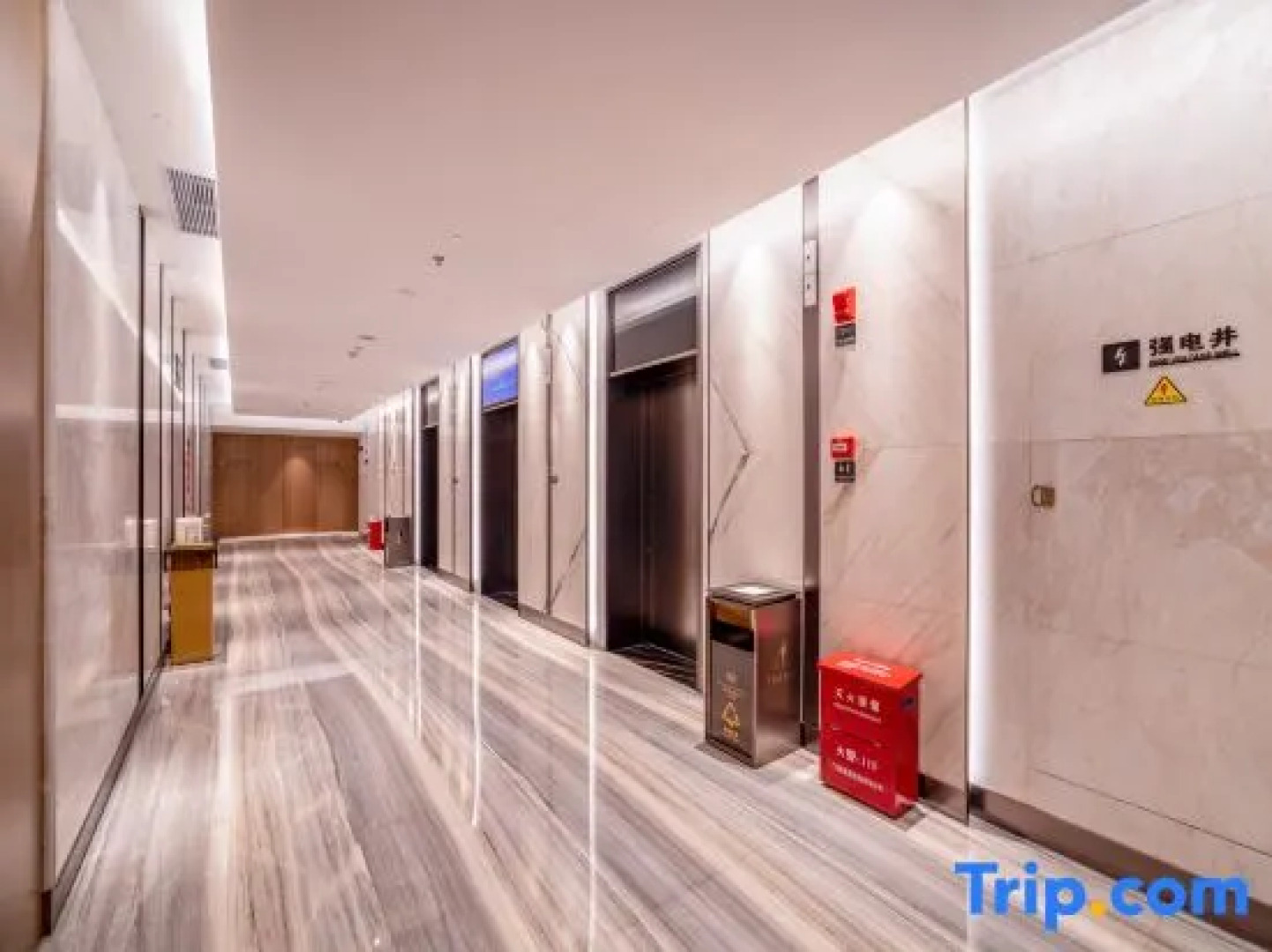 Qunhao Hotel (Guigang Sports Center Store)