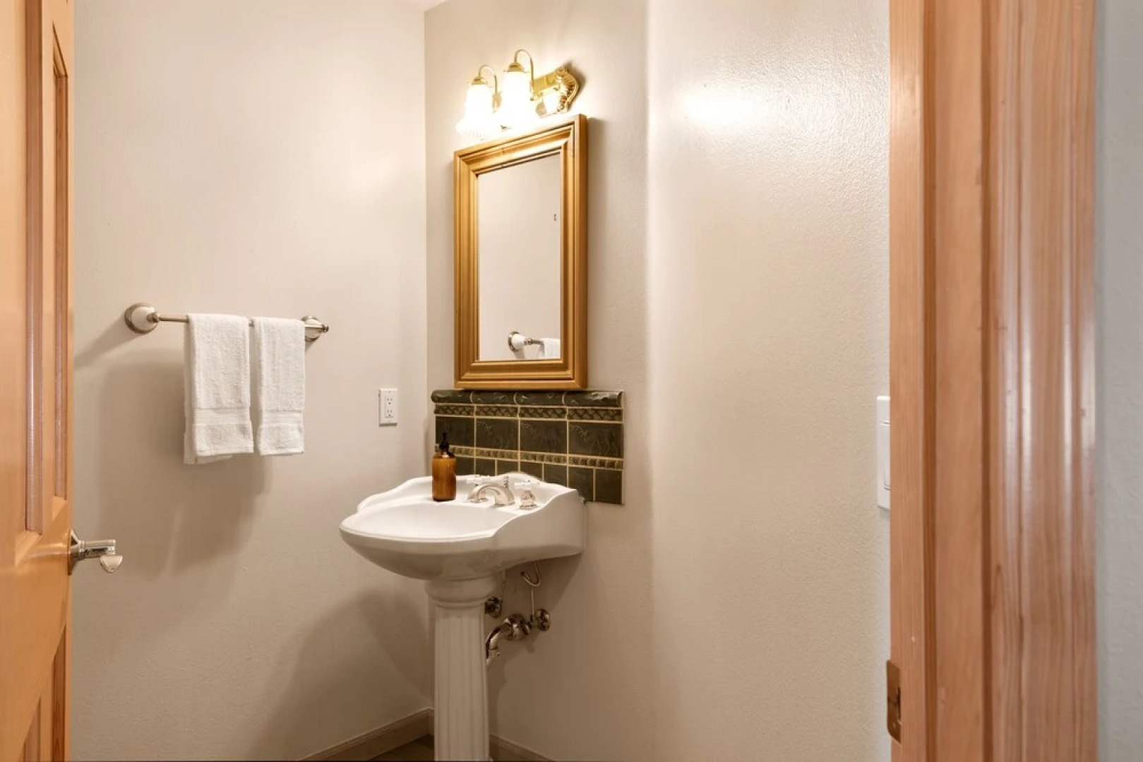 Red Fox by Avantstay Tahoe Home in the Woods w/ BBQ & Outdoor Dining!