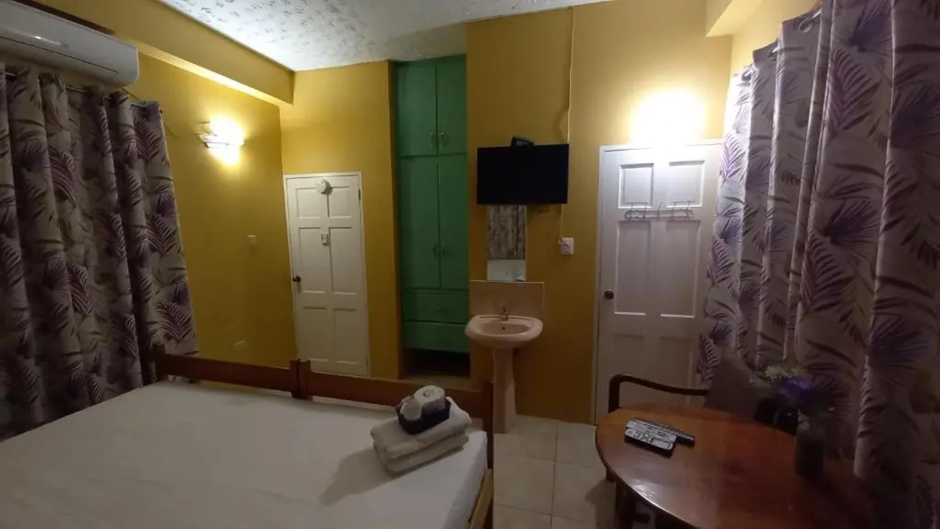 Wallace Holiday Apartments