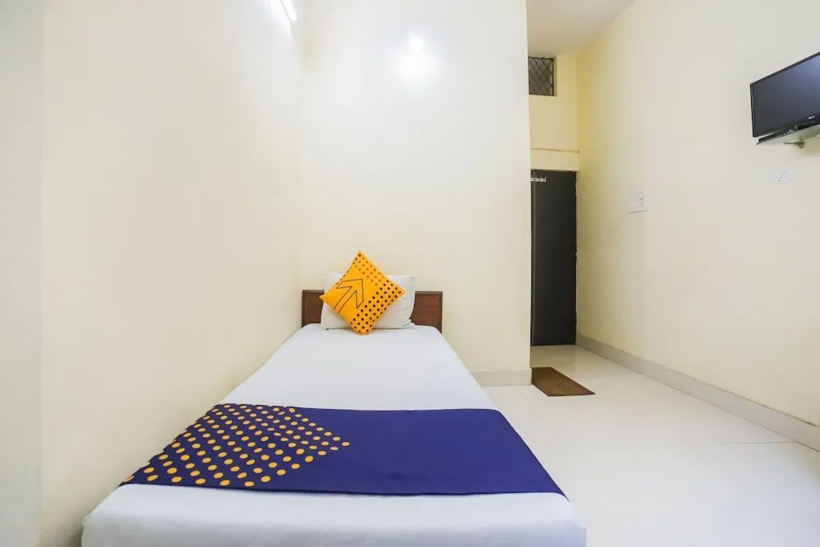 SPOT ON 45291 Bharat Lodge