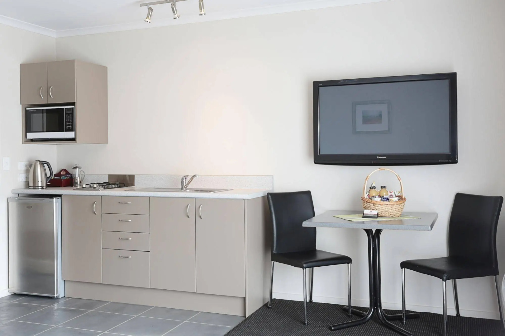 Admiral Court Motel & Apartments